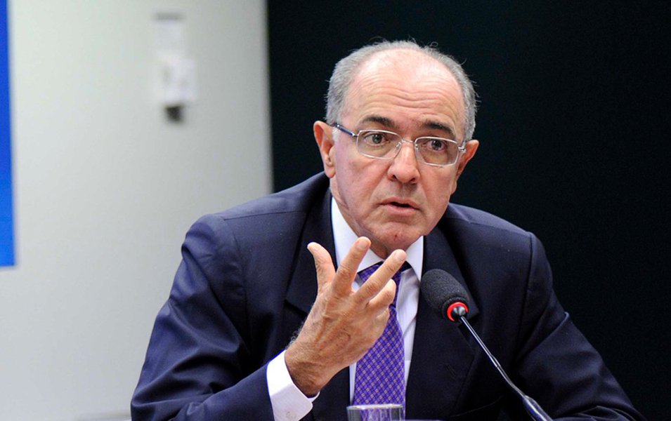 Presidente do DEM na Bahia, o deputado José Carlos Aleluia criticou o "desrespeito à Constituição Federal na execução do mandado de busca e apreensão à residência da senadora Gleisi Hoffman (PT)"; Na ação da Polícia Federal, deflagrada pela 'Operação Custo Brasil', na quinta-feira, houve a prisão do ex-ministro Paulo Bernardo, marido da senadora; "Independentemente das suspeitas sobre o envolvimento do marido dela em atos ilícitos, no local reside uma senadora da República, e cabe apenas ao Supremo Tribunal Federal a expedição de ordem de busca e apreensão em residência de membro do Congresso Nacional", diz Aleluia (Foto: Romulo Faro) Presidente do DEM na Bahia, o deputado José Carlos Aleluia criticou o "desrespeito à Constituição Federal na execução do mandado de busca e apreensão à residência da senadora Gleisi Hoffman (PT)"; Na ação da Polícia Federal, deflagrada pela 'Operação Custo Brasil', na quinta-feira, houve a prisão do ex-ministro Paulo Bernardo, marido da senadora; "Independentemente das suspeitas sobre o envolvimento do marido dela em atos ilícitos, no local reside uma senadora da República, e cabe apenas ao Supremo Tribunal Federal a expedição de ordem de busca e apreensão em residência de membro do Congresso Nacional", diz Aleluia