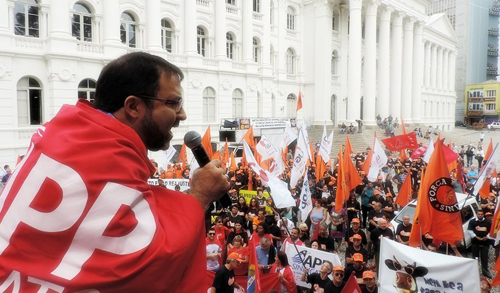 O presidente da APP-Sindicato, Hermes Leão, fez um primeiro balaço sobre a greve iniciada na educação básica do Paraná; cerca de 50% das escolas estão paralisadas na manhã de hoje, mas, conforme a entidade, a tendência é que o movimento se amplie no decorrer da semana; de acordo com o dirigente, “não é uma greve de aumento salarial, de ganho. É contra a retirada de direitos” (Foto: Leonardo Lucena) O presidente da APP-Sindicato, Hermes Leão, fez um primeiro balaço sobre a greve iniciada na educação básica do Paraná; cerca de 50% das escolas estão paralisadas na manhã de hoje, mas, conforme a entidade, a tendência é que o movimento se amplie no decorrer da semana; de acordo com o dirigente, “não é uma greve de aumento salarial, de ganho. É contra a retirada de direitos”