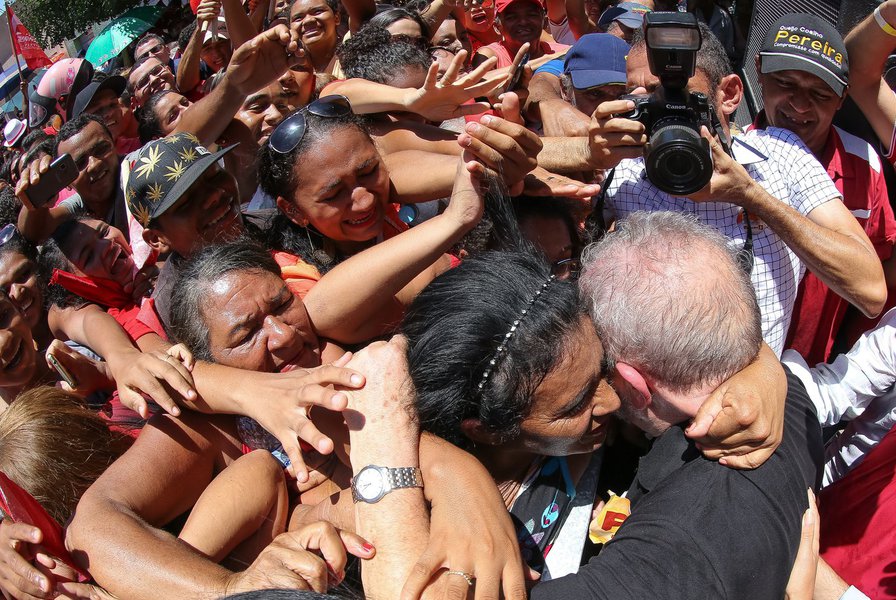 Em discurso em Barbalha, no Ceará, ex-presidente Lula diz estar "ofendido e magoado" com a decisão que o torna réu na Lava Jato pelo caso do apartamento no Guarujá; "Ofendido porque eu nunca imaginei que aos 71 anos de idade, estaria tendo a vida futucada por uns meninos do MPF"; segundo Lula, "cada eleição é hora de inventar uma história", e "agora querem acabar com o PT"; "13 anos de governo do PT foi demais para eles", afirmou; otimista, em campanha pela candidatura de Fernando Santana na cidade, o petista assegurou: "Não pensem que nada nesse mundo vai me tirar de perto do povo do Brasil" (Foto: Gisele Federicce) Em discurso em Barbalha, no Ceará, ex-presidente Lula diz estar "ofendido e magoado" com a decisão que o torna réu na Lava Jato pelo caso do apartamento no Guarujá; "Ofendido porque eu nunca imaginei que aos 71 anos de idade, estaria tendo a vida futucada por uns meninos do MPF"; segundo Lula, "cada eleição é hora de inventar uma história", e "agora querem acabar com o PT"; "13 anos de governo do PT foi demais para eles", afirmou; otimista, em campanha pela candidatura de Fernando Santana na cidade, o petista assegurou: "Não pensem que nada nesse mundo vai me tirar de perto do povo do Brasil"