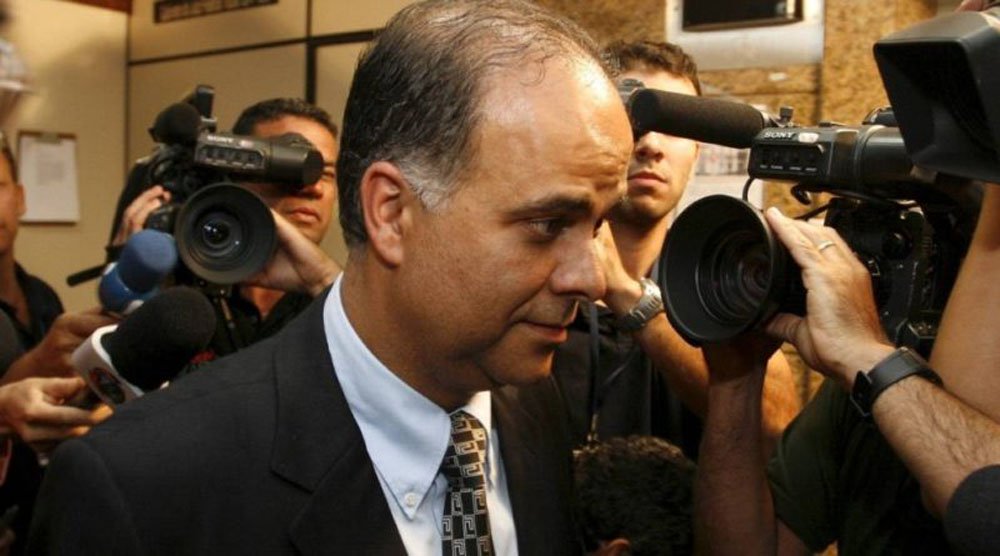 Na tentativa de fechar um acordo de delação premiada, o operador do 'mensalão' Marcos Valério prometeu, de acordo com seu advogado Jean Robert Kobayashi Júnior, entregar 20 nomes envolvidos no mensalão do PSDB e do PT; a delação atingiria diversos partidos, incluindo parlamentares com foro privilegiado e nomes já envolvidos na Operação Lava Jato (Foto: Gisele Federicce) Na tentativa de fechar um acordo de delação premiada, o operador do 'mensalão' Marcos Valério prometeu, de acordo com seu advogado Jean Robert Kobayashi Júnior, entregar 20 nomes envolvidos no mensalão do PSDB e do PT; a delação atingiria diversos partidos, incluindo parlamentares com foro privilegiado e nomes já envolvidos na Operação Lava Jato