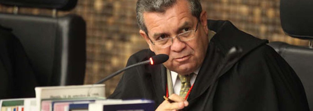 Após ser afastado da presidência do TJ-AL por decisão do Conselho Nacional de Justiça (CNJ), o desembargador Washington Luiz declarou, por meio de uma nota, que as acusações analisadas pelo colegiado são "fantasiosas" e que, ao final do processo de investigação aberto há duas semanas, a verdade "triunfará"; a quebra do silêncio do desembargador acontece um dia após o vice-presidente do TJ, desembargador João Luiz Azevedo Lessa, assumir a presidência do Poder Judiciário Alagoano. Para Washington Luiz, acusações induzem a erro e confundem a opinião pública e, por isso, os esclarecimentos são necessários. Sobre a acusação de atuação política no tribunal, ele rebateu (Foto: Leonardo Lucena) Após ser afastado da presidência do TJ-AL por decisão do Conselho Nacional de Justiça (CNJ), o desembargador Washington Luiz declarou, por meio de uma nota, que as acusações analisadas pelo colegiado são "fantasiosas" e que, ao final do processo de investigação aberto há duas semanas, a verdade "triunfará"; a quebra do silêncio do desembargador acontece um dia após o vice-presidente do TJ, desembargador João Luiz Azevedo Lessa, assumir a presidência do Poder Judiciário Alagoano. Para Washington Luiz, acusações induzem a erro e confundem a opinião pública e, por isso, os esclarecimentos são necessários. Sobre a acusação de atuação política no tribunal, ele rebateu
