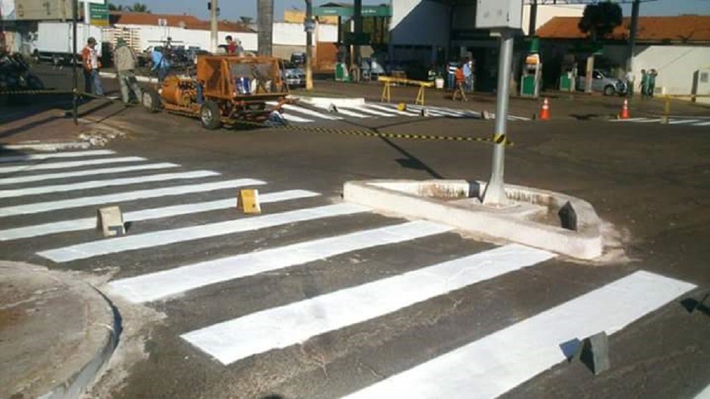 Mais três municípios recebem, nesta semana, o Goiás Sinalizado; Montes Claros de Goiás, Santa Bárbara e Montividiu serão contemplados com implantação de placas de trânsito, faixas de pedestres, faixas de retenção e outras sinalizações indispensáveis à advertência e à orientação de pedestre, ciclistas e condutores; só neste ano, 52 cidades já foram beneficiadas pelo programa; nesta etapa, serão atendidos 78 municípios; outras 48 cidades também devem ser atendidas. Para isso, está sendo realizado processo licitatório para aquisição de material (Foto: José Barbacena) Mais três municípios recebem, nesta semana, o Goiás Sinalizado; Montes Claros de Goiás, Santa Bárbara e Montividiu serão contemplados com implantação de placas de trânsito, faixas de pedestres, faixas de retenção e outras sinalizações indispensáveis à advertência e à orientação de pedestre, ciclistas e condutores; só neste ano, 52 cidades já foram beneficiadas pelo programa; nesta etapa, serão atendidos 78 municípios; outras 48 cidades também devem ser atendidas. Para isso, está sendo realizado processo licitatório para aquisição de material