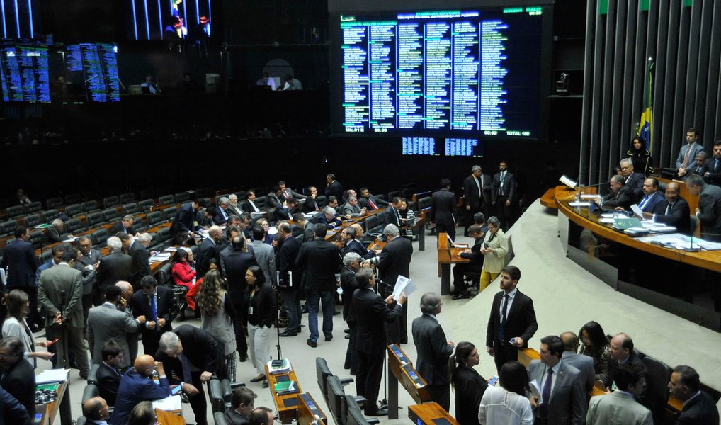 Um grupo de deputados se reuniu nesta segunda (20) para discutir estratégias de enfrentamento ao chamado "centrão" na disputa pelo mandato tampão da Câmara dos Deputados caso a cassação de Eduardo Cunha (PMDB-RJ) seja confirmada pelo plenário; o encontro ocorreu na sala da Presidência da Casa e contou com Waldir Maranhão (PP-MA) como anfitrião. Participaram também o líder da minoria, José Guimarães (PT-CE), além de Júlio Delgado (PSB-MG), Silvio Costa (PTdoB-PE), e os deputados do DEM Rodrigo Maia (RJ) e Claudio Cajado (BA) (Foto: Valter Lima) Um grupo de deputados se reuniu nesta segunda (20) para discutir estratégias de enfrentamento ao chamado "centrão" na disputa pelo mandato tampão da Câmara dos Deputados caso a cassação de Eduardo Cunha (PMDB-RJ) seja confirmada pelo plenário; o encontro ocorreu na sala da Presidência da Casa e contou com Waldir Maranhão (PP-MA) como anfitrião. Participaram também o líder da minoria, José Guimarães (PT-CE), além de Júlio Delgado (PSB-MG), Silvio Costa (PTdoB-PE), e os deputados do DEM Rodrigo Maia (RJ) e Claudio Cajado (BA)