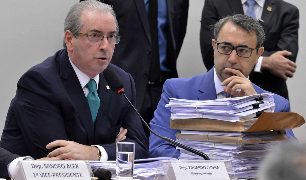 Se vier esta bomba atômica com a delação de Eduardo Cunha, ela pode ser redentora, segundo a colunista do 247 Tereza Cruvinel; "No ponto a que a crise chegou, com o sistema político-partidário inteiramente comprometido pelo financiamento empresarial espúrio que turbinou a corrupção, com a presidente constitucionalmente eleita afastada por um golpe parlamentar aplicado com segundas intenções, e um governo ilegítimo rejeitado por ampla maioria da população, a derrubada das colunas podres que ainda estão de pé pode ser a porta para a restauração democrática. Um crash que pode propiciar um novo pacto entre a sociedade e sua elite política", diz (Foto: Tereza Cruvinel) Se vier esta bomba atômica com a delação de Eduardo Cunha, ela pode ser redentora, segundo a colunista do 247 Tereza Cruvinel; "No ponto a que a crise chegou, com o sistema político-partidário inteiramente comprometido pelo financiamento empresarial espúrio que turbinou a corrupção, com a presidente constitucionalmente eleita afastada por um golpe parlamentar aplicado com segundas intenções, e um governo ilegítimo rejeitado por ampla maioria da população, a derrubada das colunas podres que ainda estão de pé pode ser a porta para a restauração democrática. Um crash que pode propiciar um novo pacto entre a sociedade e sua elite política", diz