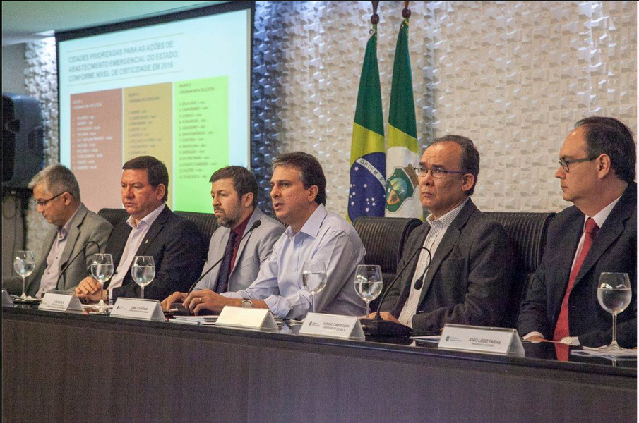 "Eu farei tudo o que estiver ao meu alcance para evitar o racionamento de água para os cearenses. Posso, inclusive, tomar decisões mais drásticas, mas jamais deixarei de atender à população em algo fundamental como a água", declarou Camilo Santana (PT), durante a apresentação do Plano de Ações de Segurança Hídrica para Fortaleza e Região Metropolitana, nesta terça-feira (26). Na ocasião, ele apresentou com detalhes os diversos projetos e medidas que serão realizadas em todo o segundo semestre de 2016 e início de 2017 (Foto: Rodrigo Rocha) "Eu farei tudo o que estiver ao meu alcance para evitar o racionamento de água para os cearenses. Posso, inclusive, tomar decisões mais drásticas, mas jamais deixarei de atender à população em algo fundamental como a água", declarou Camilo Santana (PT), durante a apresentação do Plano de Ações de Segurança Hídrica para Fortaleza e Região Metropolitana, nesta terça-feira (26). Na ocasião, ele apresentou com detalhes os diversos projetos e medidas que serão realizadas em todo o segundo semestre de 2016 e início de 2017