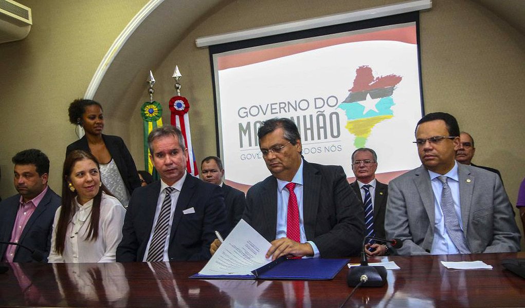 Para combater os efeitos da crise econômica nacional, o governador do Maranhão, Flávio Dino assinou decretos que instituem os programas ‘Minha Casa, Meu Maranhão’, ‘Mutirão Rua Digna’ e ‘Mais Empregos’; este último regulamenta um benefício de R$ 500 para as empresas por para cada emprego formal gerado e um crédito de R$ 5 mil que vai ser também disponibilizado para pessoas que tenham três anos de residência, no mínimo, e unidade familiar com pelo menos duas pessoas morando (Foto: Leonardo Lucena) Para combater os efeitos da crise econômica nacional, o governador do Maranhão, Flávio Dino assinou decretos que instituem os programas ‘Minha Casa, Meu Maranhão’, ‘Mutirão Rua Digna’ e ‘Mais Empregos’; este último regulamenta um benefício de R$ 500 para as empresas por para cada emprego formal gerado e um crédito de R$ 5 mil que vai ser também disponibilizado para pessoas que tenham três anos de residência, no mínimo, e unidade familiar com pelo menos duas pessoas morando