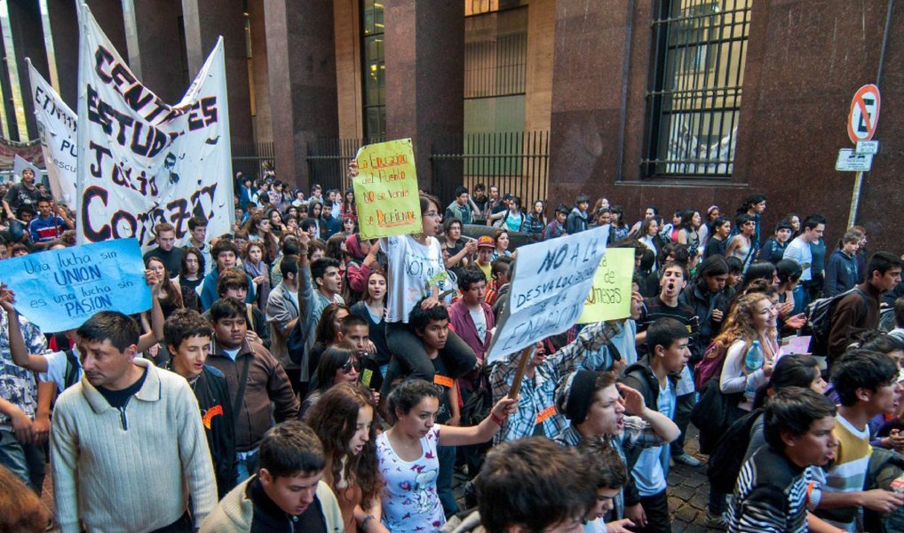 O trânsito desta terça (19) em Buenos Aires ficou travado por causa das "panelas populares", um modelo de manifestação em que os argentinos armam uma fogueira no meio da rua e cozinham mate na panela; foram cem protestos realizados durante o dia em diversos pontos e diferentes horários, das 7h às 20h, sempre bloqueando ao menos uma parte de uma via da cidade; os manifestantes criticavam a política econômica do presidente Mauricio Macri, que desencadeou uma inflação de 29% nos seis primeiros meses deste ano na capital; de janeiro a junho, 3.241 protestos bloquearam ruas no país, uma média de 18 por dia (Foto: Valter Lima) O trânsito desta terça (19) em Buenos Aires ficou travado por causa das "panelas populares", um modelo de manifestação em que os argentinos armam uma fogueira no meio da rua e cozinham mate na panela; foram cem protestos realizados durante o dia em diversos pontos e diferentes horários, das 7h às 20h, sempre bloqueando ao menos uma parte de uma via da cidade; os manifestantes criticavam a política econômica do presidente Mauricio Macri, que desencadeou uma inflação de 29% nos seis primeiros meses deste ano na capital; de janeiro a junho, 3.241 protestos bloquearam ruas no país, uma média de 18 por dia