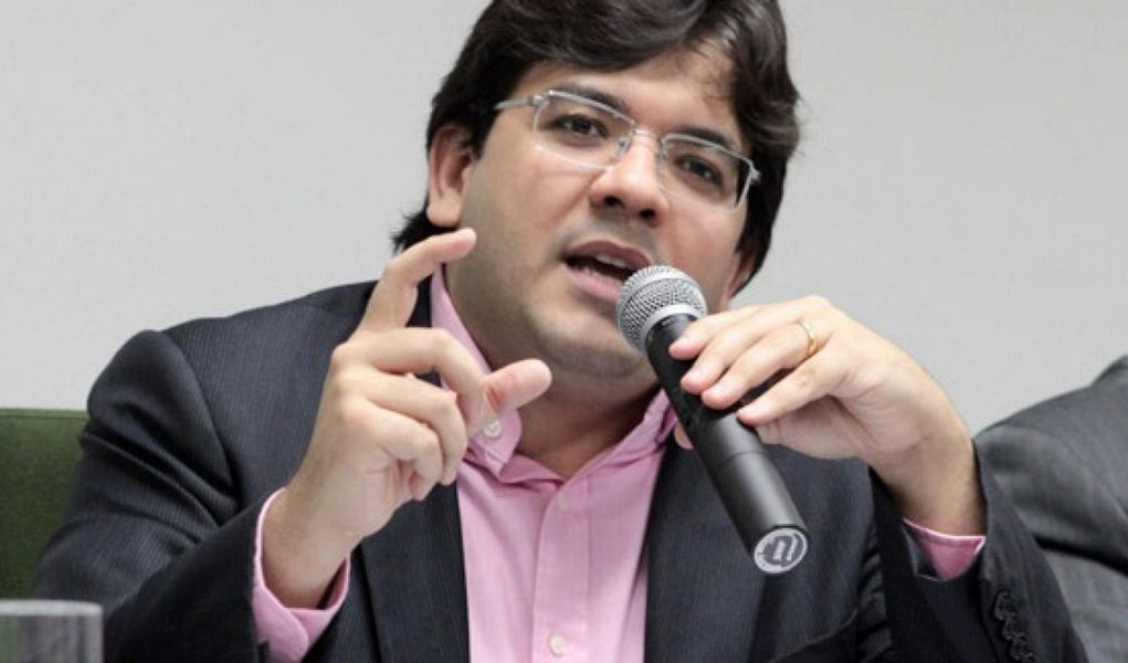 O secretário estadual da Fazenda, Rafael Fonteles, demonstrou preocupação com a possibilidade de o Estado atrasar o pagamento do funcionalismo se não houver uma ajuda emergencial do governo federal; segundo ele, desde o início do ano o Piauí perdeu R$ 300 milhões em repasses do Fundo de Participação do Estado (FPE), que representa mais da metade da receita do Estado; "Temos dificuldades de honrar as despesas correntes", afirmou (Foto: Leonardo Lucena) O secretário estadual da Fazenda, Rafael Fonteles, demonstrou preocupação com a possibilidade de o Estado atrasar o pagamento do funcionalismo se não houver uma ajuda emergencial do governo federal; segundo ele, desde o início do ano o Piauí perdeu R$ 300 milhões em repasses do Fundo de Participação do Estado (FPE), que representa mais da metade da receita do Estado; "Temos dificuldades de honrar as despesas correntes", afirmou