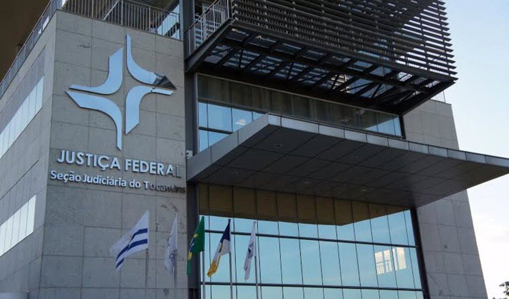 A Justiça Federal determinou a suspensão de pagamentos por parte do governo estado e do Banco do Brasil às empresas investigadas na Operação Ápia; a suspensão atinge a MVL Construções, CRT Construtora, EHL, CSN, CCM, Construtora Barra Grande e a JM Terraplanagem, empresas que firmaram contratos com o executivo em 2014 para obras de pavimentação e terraplanagem de rodovias estaduais; o Judiciário também determinou prisões temporárias, conduções coercitivas e buscas e apreensões; a estimativa da PF é que o prejuízo aos cofres públicos gire em torno de 25% dos valores das obras contratadas, o que representa aproximadamente R$ 200 milhões (Foto: Leonardo Lucena) A Justiça Federal determinou a suspensão de pagamentos por parte do governo estado e do Banco do Brasil às empresas investigadas na Operação Ápia; a suspensão atinge a MVL Construções, CRT Construtora, EHL, CSN, CCM, Construtora Barra Grande e a JM Terraplanagem, empresas que firmaram contratos com o executivo em 2014 para obras de pavimentação e terraplanagem de rodovias estaduais; o Judiciário também determinou prisões temporárias, conduções coercitivas e buscas e apreensões; a estimativa da PF é que o prejuízo aos cofres públicos gire em torno de 25% dos valores das obras contratadas, o que representa aproximadamente R$ 200 milhões