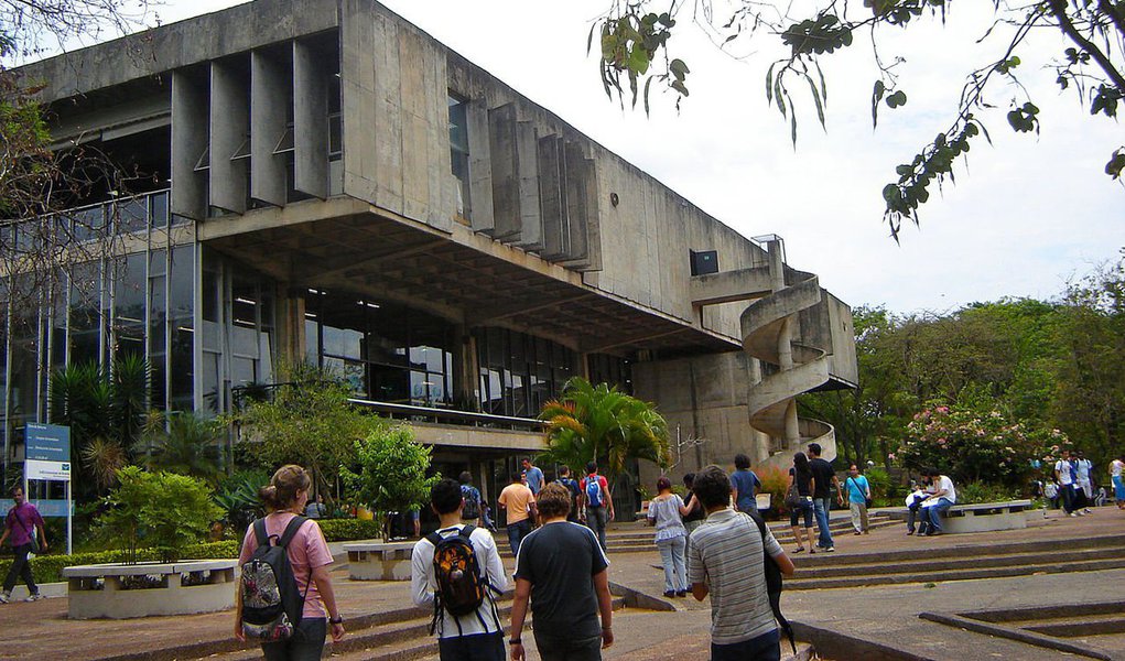 Universidade de Brasília repudiou o protesto organizado por grupo que proferiu ofensas contra estudantes na instituição na noite de sexta-feira; os manifestantes foram homofóbicos, e soltaram gritos em defesa de Bolsonaro, contra a política de cotas e chamou estudantes de "comunistas vagabundos"; "A reitoria da Universidade de Brasília reitera a postura de respeito ao direito à diversidade nos seus quatro campi e repudia qualquer ato de intolerância e de agressão", informou a instituição, em nota; governador Rodrigo Rollemberg determinou à Polícia Civil que investigue com "atenção especial" as ofensas contra estudantes; militante que convocou ato nas redes virou alvo de ação no MP (Foto: Leonardo Lucena) Universidade de Brasília repudiou o protesto organizado por grupo que proferiu ofensas contra estudantes na instituição na noite de sexta-feira; os manifestantes foram homofóbicos, e soltaram gritos em defesa de Bolsonaro, contra a política de cotas e chamou estudantes de "comunistas vagabundos"; "A reitoria da Universidade de Brasília reitera a postura de respeito ao direito à diversidade nos seus quatro campi e repudia qualquer ato de intolerância e de agressão", informou a instituição, em nota; governador Rodrigo Rollemberg determinou à Polícia Civil que investigue com "atenção especial" as ofensas contra estudantes; militante que convocou ato nas redes virou alvo de ação no MP