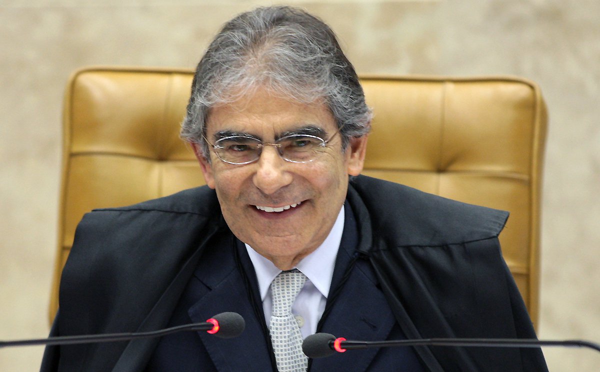 “Combate à corrupção, Segurança Jurídica e Estabilidade Econômica e Negocial” é o tema da palestra que o ex-ministro do STF, Carlos Ayres Britto, ministra em Fortaleza. O evento ocorre na manhã desta segunda, na Casa da Indústria (Foto: Rodrigo Rocha) “Combate à corrupção, Segurança Jurídica e Estabilidade Econômica e Negocial” é o tema da palestra que o ex-ministro do STF, Carlos Ayres Britto, ministra em Fortaleza. O evento ocorre na manhã desta segunda, na Casa da Indústria