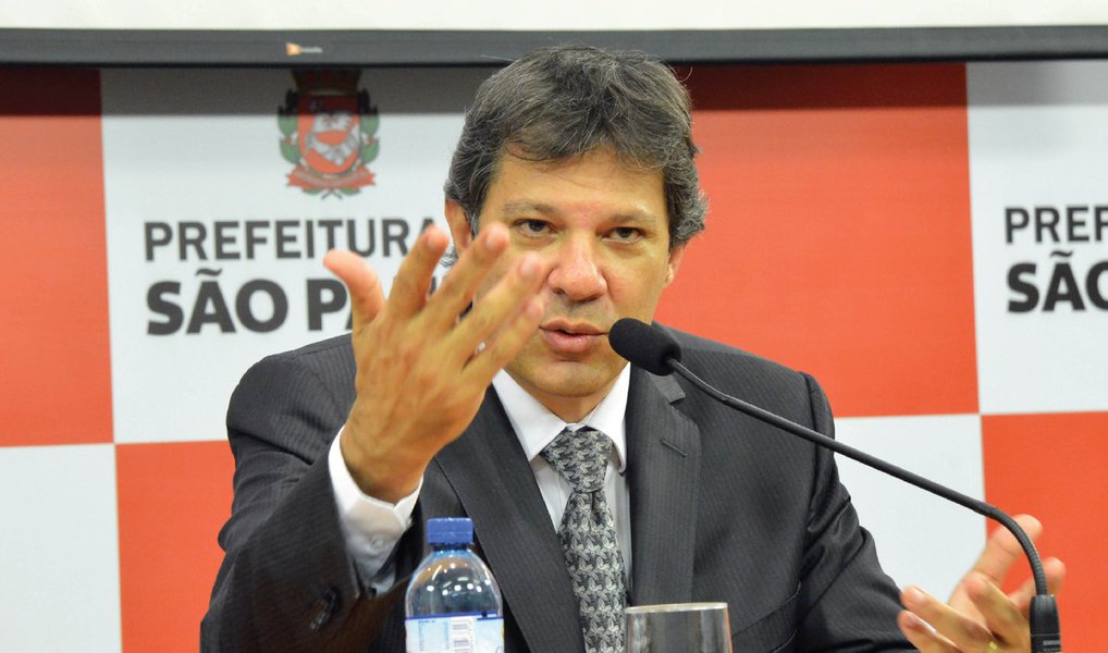 O prefeito de São Paulo, Fernando Haddad, negou nesta quinta (16) que esteja fazendo uma higienização na cidade, com a retirada pessoas em situação de rua das praças; segundo Haddad, uma frase dita por ele em entrevista na semana passada, quando disse que um dos objetivos da prefeitura é “não deixar favelizar praças públicas”, foi mal interpretada e descontextualizada; de acordo com o prefeito, o que a prefeitura tem procurado fazer, com apoio do governo estadual, é combater o tráfico de drogas em praças da cidade, que impede a oferta de serviços públicos a moradores de rua (Foto: Valter Lima) O prefeito de São Paulo, Fernando Haddad, negou nesta quinta (16) que esteja fazendo uma higienização na cidade, com a retirada pessoas em situação de rua das praças; segundo Haddad, uma frase dita por ele em entrevista na semana passada, quando disse que um dos objetivos da prefeitura é “não deixar favelizar praças públicas”, foi mal interpretada e descontextualizada; de acordo com o prefeito, o que a prefeitura tem procurado fazer, com apoio do governo estadual, é combater o tráfico de drogas em praças da cidade, que impede a oferta de serviços públicos a moradores de rua