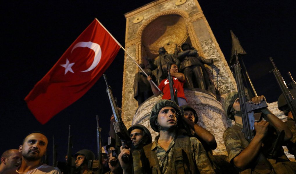 Turquia decidiu suspender temporariamente a Convenção Europeia de Direitos Humanos, que inclui as liberdades fundamentais dos homens e a proibição da pena de morte – autorizada apenas em caso de uma guerra; medida vigorará durante o estado de emergência, decretado por três meses pelo governo do presidente Recep Tayyp Erdogan após uma tentativa fracassada de golpe de Estado do Exército turco. Desde a tentativa fracassada de golpe de Estado, ocorrida na última sexta-feira (15), o governo já anunciou a prisão de cerca de 50 mil pessoas (Foto: Paulo Emílio) Turquia decidiu suspender temporariamente a Convenção Europeia de Direitos Humanos, que inclui as liberdades fundamentais dos homens e a proibição da pena de morte – autorizada apenas em caso de uma guerra; medida vigorará durante o estado de emergência, decretado por três meses pelo governo do presidente Recep Tayyp Erdogan após uma tentativa fracassada de golpe de Estado do Exército turco. Desde a tentativa fracassada de golpe de Estado, ocorrida na última sexta-feira (15), o governo já anunciou a prisão de cerca de 50 mil pessoas