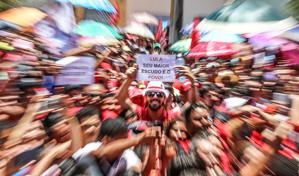 Um dia depois de se tornar réu em Curitiba, o ex-presidente Luiz Inácio Lula da Silva caiu definitivamente nos braços do povo, participando de comícios em cidades com Barbalha, Crato e Fortaleza, e provou que, ao menos no Nordeste, ainda é rei; num dos cartazes, um manifestante transmitiu a seguinte mensagem: "Lula, seu maior escudo é o povo"; ou seja: por mais frio e impessoal que seja o juiz Sergio Moro, suas decisões em relação a Lula despertarão paixões e reações imprevisíveis; uma eventual prisão ou uma decisão que contribua para excluir da vida política o maior líder popular da história brasielira, certamente, não traria paz social (Foto: Ana Pupulin) Um dia depois de se tornar réu em Curitiba, o ex-presidente Luiz Inácio Lula da Silva caiu definitivamente nos braços do povo, participando de comícios em cidades com Barbalha, Crato e Fortaleza, e provou que, ao menos no Nordeste, ainda é rei; num dos cartazes, um manifestante transmitiu a seguinte mensagem: "Lula, seu maior escudo é o povo"; ou seja: por mais frio e impessoal que seja o juiz Sergio Moro, suas decisões em relação a Lula despertarão paixões e reações imprevisíveis; uma eventual prisão ou uma decisão que contribua para excluir da vida política o maior líder popular da história brasielira, certamente, não traria paz social