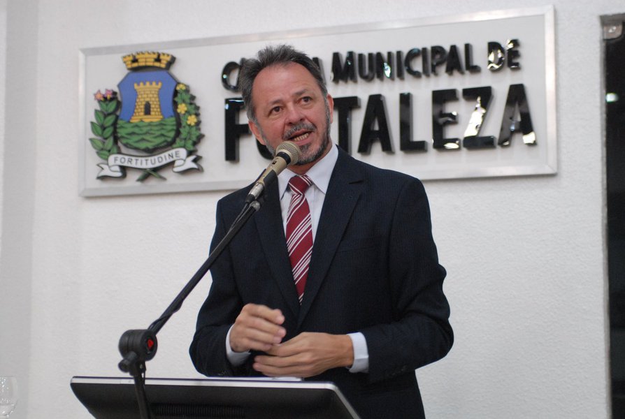 “Quando você analisa a realidade socioeconômica da cidade você começa a entender como Fortaleza chegou nesta situação”, disse o vereador Acrísio Sena, em pronunciamento nesta quinta (7) na Câmara Municipal. Segundo ele, Fortaleza ocupa o quinto lugar entre as cidades mais injustas do mundo. O parlamentar apresentou dados que apontam que os 10 bairros mais ricos da Capital estão na Regional II, representando 20% da população, enquanto existem 370 mil pessoas vivendo em situação de miséria (Foto: Rodrigo Rocha) “Quando você analisa a realidade socioeconômica da cidade você começa a entender como Fortaleza chegou nesta situação”, disse o vereador Acrísio Sena, em pronunciamento nesta quinta (7) na Câmara Municipal. Segundo ele, Fortaleza ocupa o quinto lugar entre as cidades mais injustas do mundo. O parlamentar apresentou dados que apontam que os 10 bairros mais ricos da Capital estão na Regional II, representando 20% da população, enquanto existem 370 mil pessoas vivendo em situação de miséria
