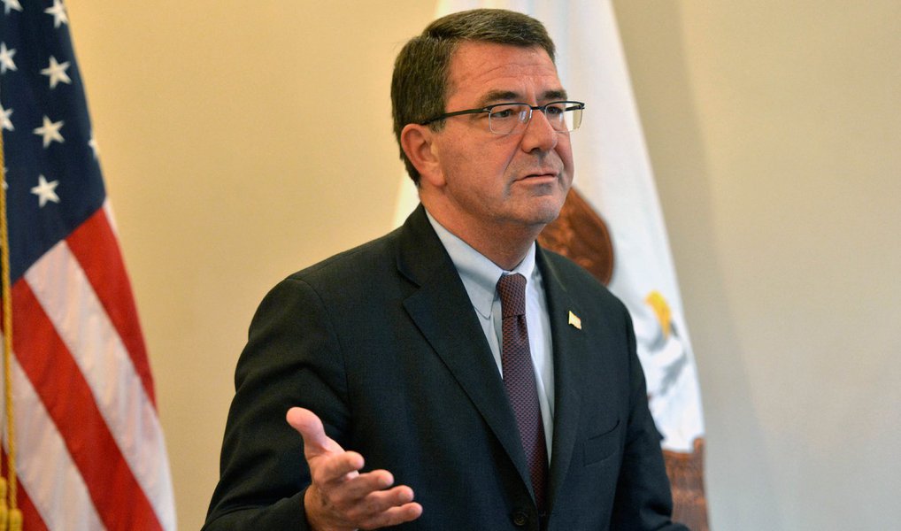 Secretário de Defesa dos Estados Unidos, Ash Carter, anunciou o fim da proibição de transexuais nas Forças Armadas; "Nosso dever é defender o país. Não podemos impedir o recrutamento de pessoas que podem realizar tal missão", afirmou carter; Forças Armadas terão até 45 dias para se adaptar ás novas normas; Homossexuais declarados já eram permitidos no Exército desde 2011, quando uma decisão revogou a política do chamado "não pergunte, não responda", mas os transexuais continuaram sujeitos à dispensa (Foto: Paulo Emílio) Secretário de Defesa dos Estados Unidos, Ash Carter, anunciou o fim da proibição de transexuais nas Forças Armadas; "Nosso dever é defender o país. Não podemos impedir o recrutamento de pessoas que podem realizar tal missão", afirmou carter; Forças Armadas terão até 45 dias para se adaptar ás novas normas; Homossexuais declarados já eram permitidos no Exército desde 2011, quando uma decisão revogou a política do chamado "não pergunte, não responda", mas os transexuais continuaram sujeitos à dispensa