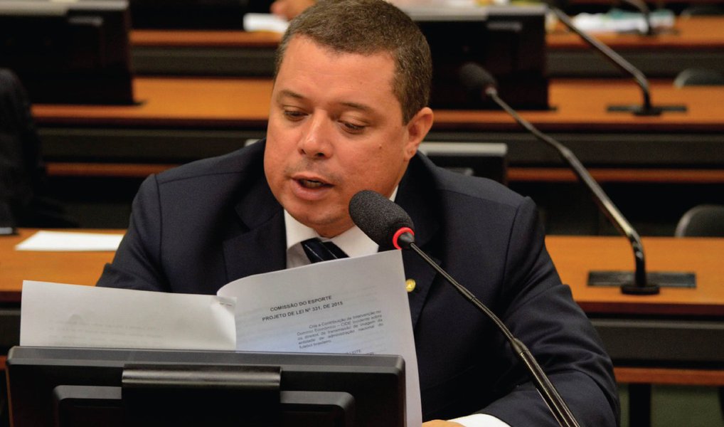 O deputado federal Fábio Mitidieri, presidente do PSD de Aracaju, reforçou, no início da semana, seu compromisso com a pré-candidatura de Valadares Filho (PSB) para prefeito de Aracaju, mas fez algumas ressalvas; ele voltou a “vetar” uma aliança de Valadares Filho com o grupo liderado pelo senador Eduardo Amorim (PSC); “Eu não tenho nada contra o senador. Eu votei nele em 2010. Agora eu tenho lado, eu tenho postura e eu fico com o governador Jackson Barreto (PMDB). Eu emprestei minha credibilidade e fui para as ruas pedir votos para ele”, disse (Foto: Valter Lima) O deputado federal Fábio Mitidieri, presidente do PSD de Aracaju, reforçou, no início da semana, seu compromisso com a pré-candidatura de Valadares Filho (PSB) para prefeito de Aracaju, mas fez algumas ressalvas; ele voltou a “vetar” uma aliança de Valadares Filho com o grupo liderado pelo senador Eduardo Amorim (PSC); “Eu não tenho nada contra o senador. Eu votei nele em 2010. Agora eu tenho lado, eu tenho postura e eu fico com o governador Jackson Barreto (PMDB). Eu emprestei minha credibilidade e fui para as ruas pedir votos para ele”, disse