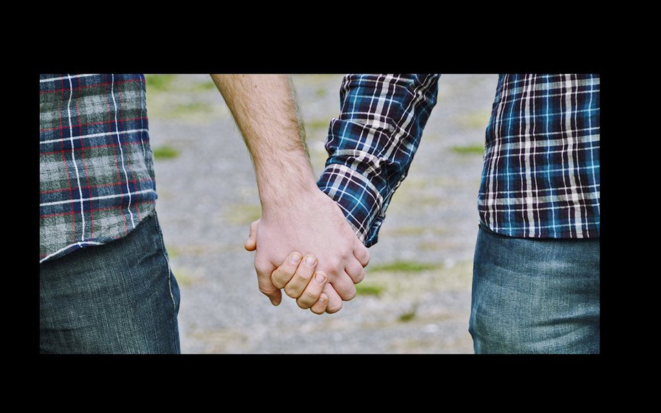 O amor gay tem suas particularidades. Não deve ser discriminado e nem examinado a partir dos velhos lugares comuns. Até porque não existem apenas os homossexuais e os heterossexuais, mas toda uma imensa gama de “nuances” intermediárias. (Foto: Luis Pellegrini) O amor gay tem suas particularidades. Não deve ser discriminado e nem examinado a partir dos velhos lugares comuns. Até porque não existem apenas os homossexuais e os heterossexuais, mas toda uma imensa gama de “nuances” intermediárias.