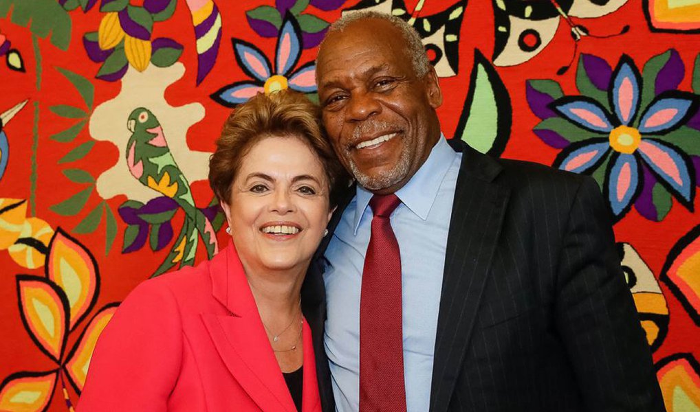 O ator norte-americano Danny Glover visitou a presidente eleita Dilma Rousseff, nesta segunda (20), no Palácio da Alvorada; ele declarou apoio a ela e à democracia brasileira; "Foi um encontro importante. Lamentamos o que está acontecendo com a democracia", disse (Foto: Valter Lima) O ator norte-americano Danny Glover visitou a presidente eleita Dilma Rousseff, nesta segunda (20), no Palácio da Alvorada; ele declarou apoio a ela e à democracia brasileira; "Foi um encontro importante. Lamentamos o que está acontecendo com a democracia", disse