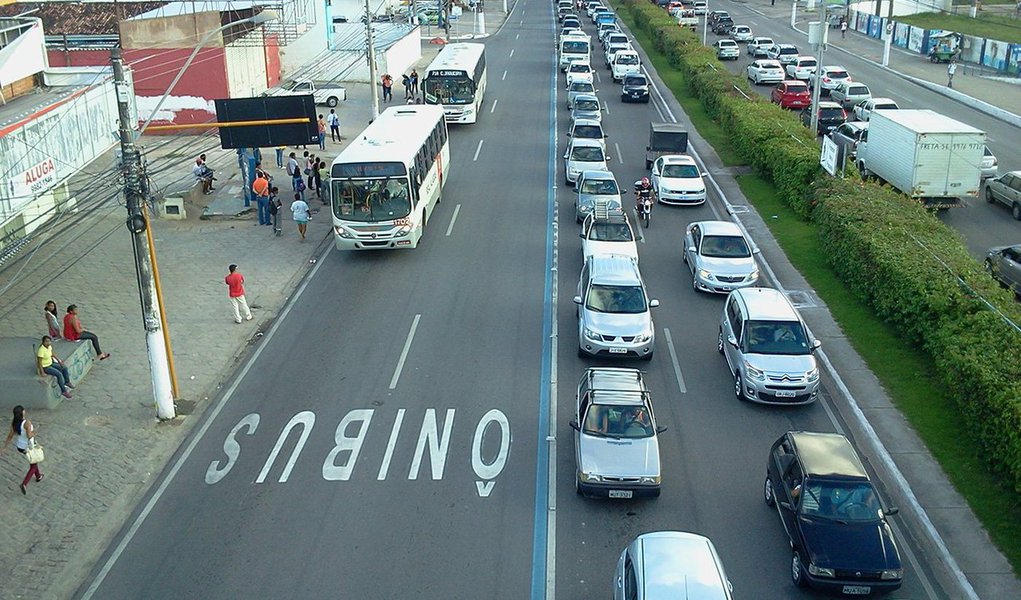 A Prefeitura de Maceió promulgou a lei que permite o tráfego de táxis permissionários da capital nos corredores exclusivos para transporte coletivo; antiga reivindicação da categoria, agora eles podem usar a faixa azul em qualquer horário e dia da semana (Foto: Voney Malta) A Prefeitura de Maceió promulgou a lei que permite o tráfego de táxis permissionários da capital nos corredores exclusivos para transporte coletivo; antiga reivindicação da categoria, agora eles podem usar a faixa azul em qualquer horário e dia da semana