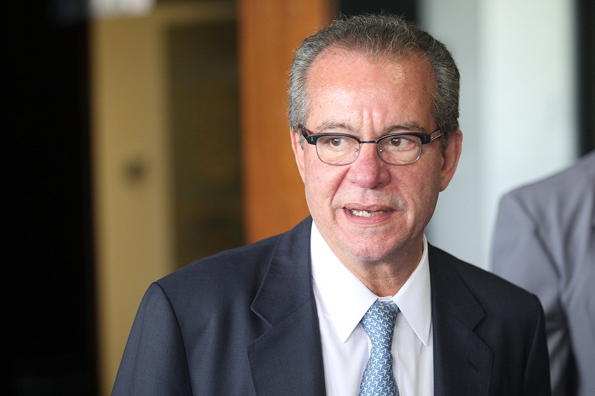 Chamado de "golpista" e "traidor da democracia", o senador José Aníbal (PSDB-SP) reagiu e tentou acertar um manifestante com um pedaço de jornal; assista (Foto: Leonardo Attuch) Chamado de "golpista" e "traidor da democracia", o senador José Aníbal (PSDB-SP) reagiu e tentou acertar um manifestante com um pedaço de jornal; assista