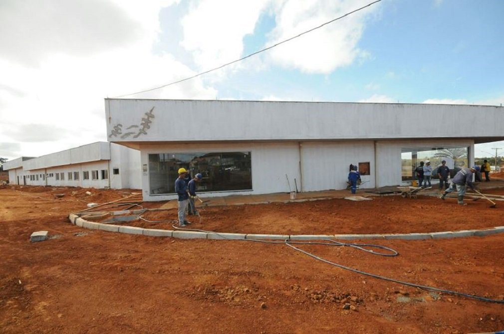 Com estimativa de atender a 250 mil pessoas da Região do Entorno do Distrito Federal, a unidade tem perfil de hospital geral de pronto-atendimento; obras do hospital ficaram paralisadas por cinco anos, quando a unidade pertencia à prefeitura de Águas Lindas; governo estadual assumiu a responsabilidade pelo hospital em 2013, quando retomou de imediato as obras; unidade terá especialidade em clínica médica, pediatria, ginecologia, ortopedia e cirurgia geral; serão 134 leitos, sendo dez para UTI Adulto, dez de UTI pediátrica e dez para UTI neonatal; investimento total do Estado será de R$ 15,6 milhões (Foto: José Barbacena) Com estimativa de atender a 250 mil pessoas da Região do Entorno do Distrito Federal, a unidade tem perfil de hospital geral de pronto-atendimento; obras do hospital ficaram paralisadas por cinco anos, quando a unidade pertencia à prefeitura de Águas Lindas; governo estadual assumiu a responsabilidade pelo hospital em 2013, quando retomou de imediato as obras; unidade terá especialidade em clínica médica, pediatria, ginecologia, ortopedia e cirurgia geral; serão 134 leitos, sendo dez para UTI Adulto, dez de UTI pediátrica e dez para UTI neonatal; investimento total do Estado será de R$ 15,6 milhões