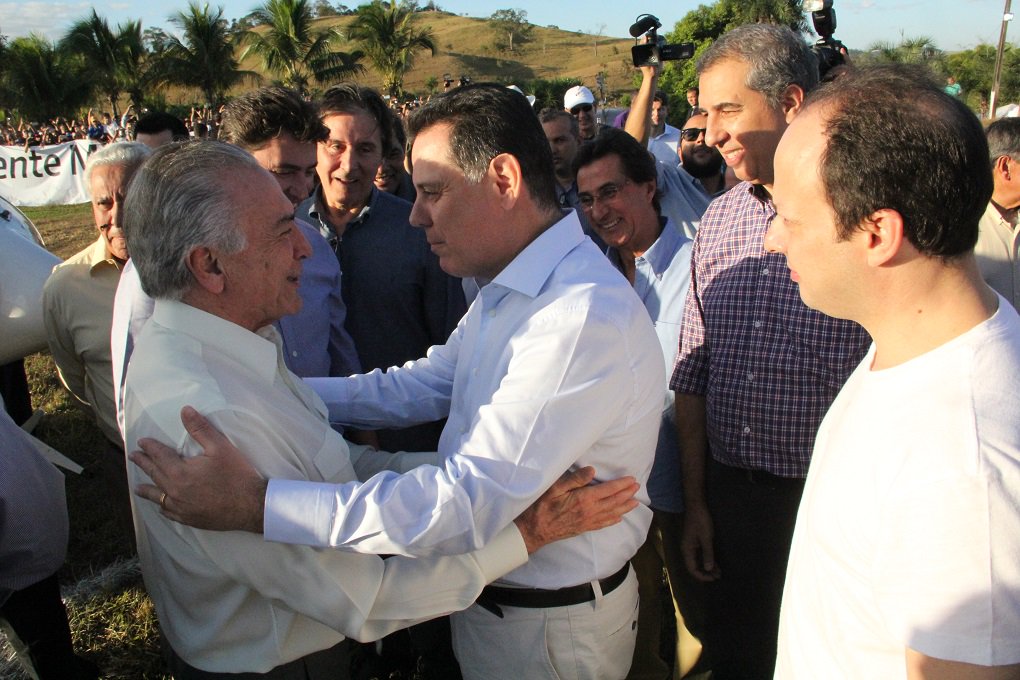 Deputados, lideranças e presidente do partido, o deputado Daniel Vilela, veem o governador Marconi Perillo com intensa articulação junto ao governo do presidente interino Michel Temer; tucano já se reuniu com todos os novos ministros e liderou renegociação da dívida dos estados com a União; PMDB goiano patina na articulação política e segue refém das discussões locais e ainda envolvido na novela sobre candidatura de Iris Rezende a prefeito (Foto: José Barbacena) Deputados, lideranças e presidente do partido, o deputado Daniel Vilela, veem o governador Marconi Perillo com intensa articulação junto ao governo do presidente interino Michel Temer; tucano já se reuniu com todos os novos ministros e liderou renegociação da dívida dos estados com a União; PMDB goiano patina na articulação política e segue refém das discussões locais e ainda envolvido na novela sobre candidatura de Iris Rezende a prefeito