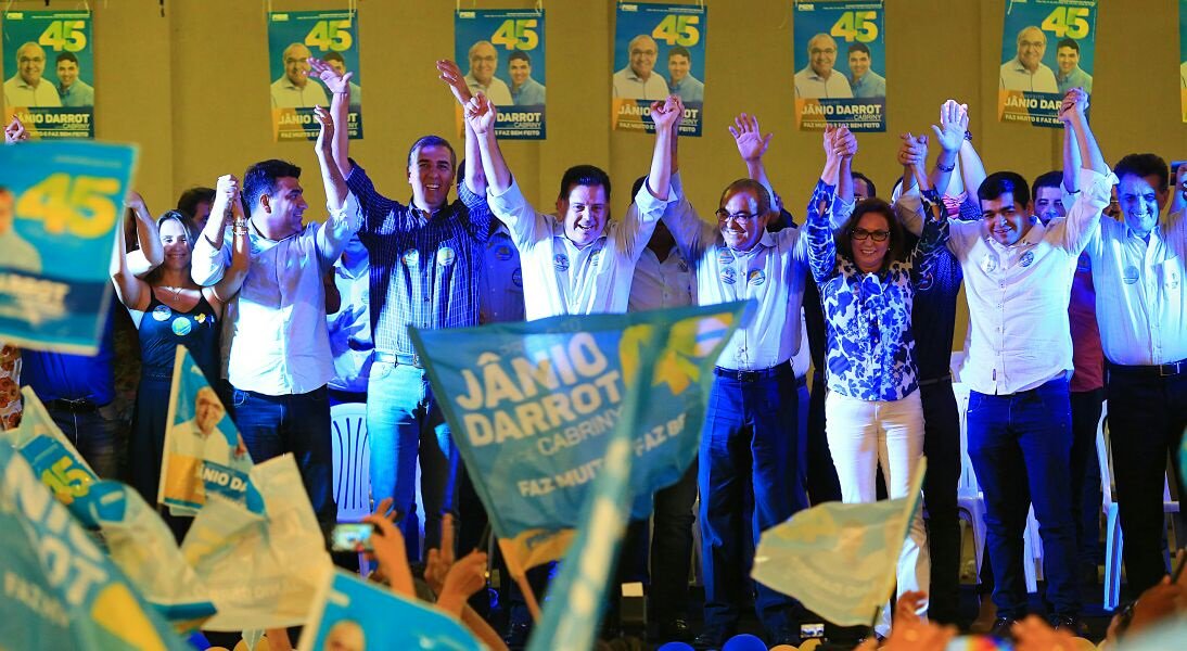Coalizão liderada pelo governador Marconi está na disputa nas duas cidades do Estado onde haverá segundo turno: Goiânia, com Vanderlan Cardoso (PSB), e Anápolis, com Roberto do Orion (PTB) – respectivamente o primeiro e o terceiro município em termos populacionais; base de Marconi já reduziu drasticamente o espaço da oposição nos maiores centros urbanos de Goiás; nos 244 municípios (do total de 246) onde a eleição foi decidida em 2 de outubro, a base do governo venceu a disputa em 199 (Foto: José Barbacena) Coalizão liderada pelo governador Marconi está na disputa nas duas cidades do Estado onde haverá segundo turno: Goiânia, com Vanderlan Cardoso (PSB), e Anápolis, com Roberto do Orion (PTB) – respectivamente o primeiro e o terceiro município em termos populacionais; base de Marconi já reduziu drasticamente o espaço da oposição nos maiores centros urbanos de Goiás; nos 244 municípios (do total de 246) onde a eleição foi decidida em 2 de outubro, a base do governo venceu a disputa em 199
