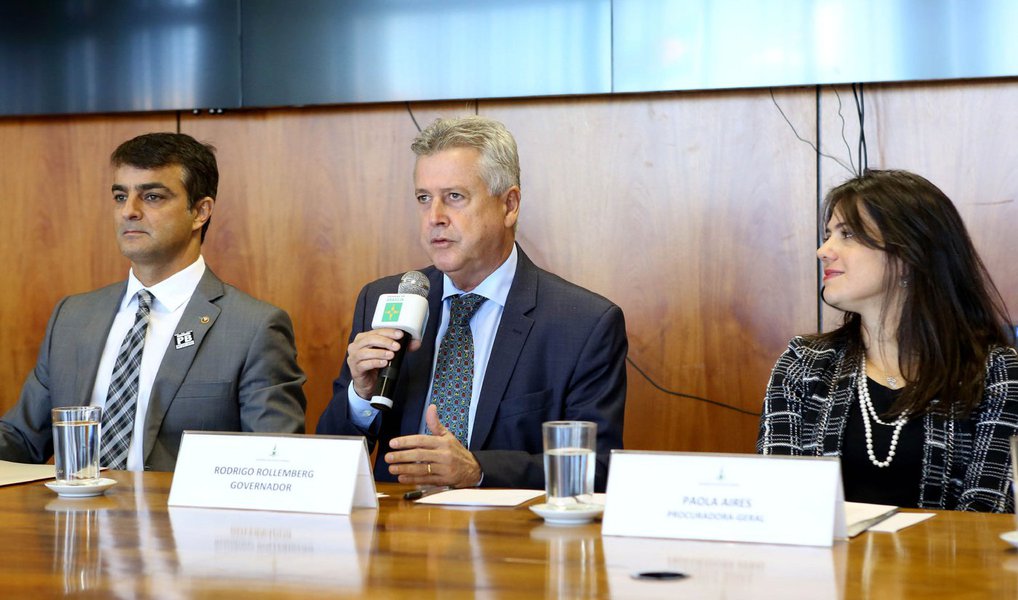 Assinado pelo governador Rodrigo Rollemberg, o termo de ação integrada e cooperação técnico-operacional entre o executivo e o Ministério Público do Distrito Federal e Territórios institui o Grupo de Combate e Repressão às Fraudes Fiscais, que será formado por representantes de cinco órgãos — Procuradoria-Geral do DF, Secretaria de Fazenda, Polícia Civil, Controladoria-Geral do DF e Ministério Público do DF e Territórios; de acordo com a Procuradoria-Geral, dos R$ 17 bilhões de dívida com o DF, aproximadamente R$ 15 bilhões são de grandes devedores (Foto: Leonardo Lucena) Assinado pelo governador Rodrigo Rollemberg, o termo de ação integrada e cooperação técnico-operacional entre o executivo e o Ministério Público do Distrito Federal e Territórios institui o Grupo de Combate e Repressão às Fraudes Fiscais, que será formado por representantes de cinco órgãos — Procuradoria-Geral do DF, Secretaria de Fazenda, Polícia Civil, Controladoria-Geral do DF e Ministério Público do DF e Territórios; de acordo com a Procuradoria-Geral, dos R$ 17 bilhões de dívida com o DF, aproximadamente R$ 15 bilhões são de grandes devedores