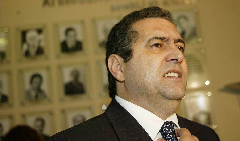 Ex-deputado federal José Janene (PP-PR), falecido em 2010 em decorrência de problemas cardíacos, é citado com frequência pelos delatores ou nos documentos relativos às investigações; segundo as investigações, Janene teria sido o responsável por indicar Paulo Roberto Costa para a Diretoria de Abastecimento da Petrobras, cuja nomeação permitiu implantar o esquema de desvio e corrupção envolvendo empreiteiros e políticos investigados pela Lava Jato; delatores como o doleiro Alberto Yousseff, além de executivos e donos de empreiteiras, e o próprio Costa citaram Janene como sendo o responsável por montar o esquema na estatal; já a família avalia que as menções ao ex-parlamentar são "estratégicas", já que "morto não fala, não delata" (Foto: Paulo Emílio) Ex-deputado federal José Janene (PP-PR), falecido em 2010 em decorrência de problemas cardíacos, é citado com frequência pelos delatores ou nos documentos relativos às investigações; segundo as investigações, Janene teria sido o responsável por indicar Paulo Roberto Costa para a Diretoria de Abastecimento da Petrobras, cuja nomeação permitiu implantar o esquema de desvio e corrupção envolvendo empreiteiros e políticos investigados pela Lava Jato; delatores como o doleiro Alberto Yousseff, além de executivos e donos de empreiteiras, e o próprio Costa citaram Janene como sendo o responsável por montar o esquema na estatal; já a família avalia que as menções ao ex-parlamentar são "estratégicas", já que "morto não fala, não delata"
