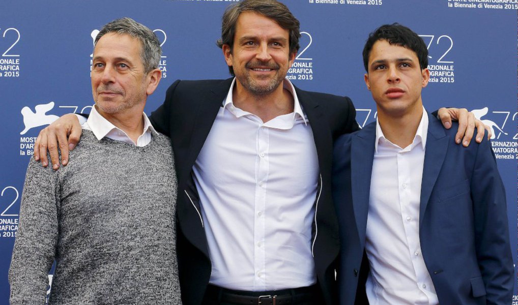 Foi uma grande surpresa e um fato inédito o filme venezuelano-mexicano “De Longe Te Observo”, do diretor estreante Lorenzo Vigas, ter vencido o Leão de Ouro do Festival de Veneza 2015; a premiação também dividiu opiniões; a história do filme se desenrola a partir de muitas noções fluidas, subentendidas, que deixam ao espectador a tarefa de preencher lacunas; ainda tendo em vista este pressuposto, o filme deixa à mostra algumas fragilidades, com um desfecho na verdade bastante previsível e uma série de pontas soltas (Foto: Leonardo Lucena) Foi uma grande surpresa e um fato inédito o filme venezuelano-mexicano “De Longe Te Observo”, do diretor estreante Lorenzo Vigas, ter vencido o Leão de Ouro do Festival de Veneza 2015; a premiação também dividiu opiniões; a história do filme se desenrola a partir de muitas noções fluidas, subentendidas, que deixam ao espectador a tarefa de preencher lacunas; ainda tendo em vista este pressuposto, o filme deixa à mostra algumas fragilidades, com um desfecho na verdade bastante previsível e uma série de pontas soltas