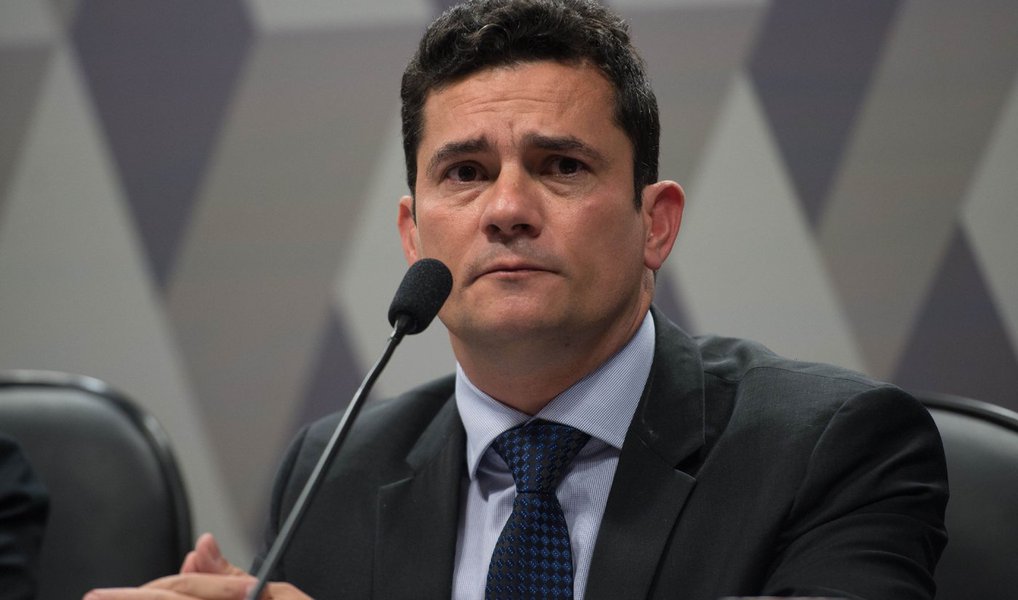A comissão da Câmara dos Deputados que analisa o projeto de lei com as medidas de combate à corrupção começará seus trabalhos com um depoimento do juiz federal Sergio Moro, responsável pela Operação Lava Jato na primeira instância; a audiência pública com Moro está marcada para a manhã de 4 de agosto; “Nós nos reunimos com o juiz Sérgio Moro e acertamos a vinda dele para abrir a fase de oitivas da comissão especial que vai analisar as 10 medidas de combate à corrupção”, disse o relator do projeto, deputado Onyx Lorenzoni (DEM-RS) (Foto: Valter Lima) A comissão da Câmara dos Deputados que analisa o projeto de lei com as medidas de combate à corrupção começará seus trabalhos com um depoimento do juiz federal Sergio Moro, responsável pela Operação Lava Jato na primeira instância; a audiência pública com Moro está marcada para a manhã de 4 de agosto; “Nós nos reunimos com o juiz Sérgio Moro e acertamos a vinda dele para abrir a fase de oitivas da comissão especial que vai analisar as 10 medidas de combate à corrupção”, disse o relator do projeto, deputado Onyx Lorenzoni (DEM-RS)
