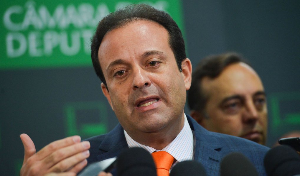 O líder do governo na Câmara, André Moura (PSC), afirmou nesta quarta (28) que ele e outros líderes da base aliada têm pressa em resolver a "instabilidade" que se colocou na Casa após o afastamento de Eduardo Cunha (PMDB-RJ); "Essa instabilidade, todos sabemos, é péssima para o país. O que nós queremos é um desfecho definitivo dessa situação. Não podemos, por exemplo, entrar o segundo semestre, tendo essa instabilidade na Casa, tendo o presidente interino Waldir Maranhão presidindo a Casa. O que mais esperamos é que esse processo possa ter um desfecho ainda durante o mês de julho", afirmou (Foto: Valter Lima) O líder do governo na Câmara, André Moura (PSC), afirmou nesta quarta (28) que ele e outros líderes da base aliada têm pressa em resolver a "instabilidade" que se colocou na Casa após o afastamento de Eduardo Cunha (PMDB-RJ); "Essa instabilidade, todos sabemos, é péssima para o país. O que nós queremos é um desfecho definitivo dessa situação. Não podemos, por exemplo, entrar o segundo semestre, tendo essa instabilidade na Casa, tendo o presidente interino Waldir Maranhão presidindo a Casa. O que mais esperamos é que esse processo possa ter um desfecho ainda durante o mês de julho", afirmou