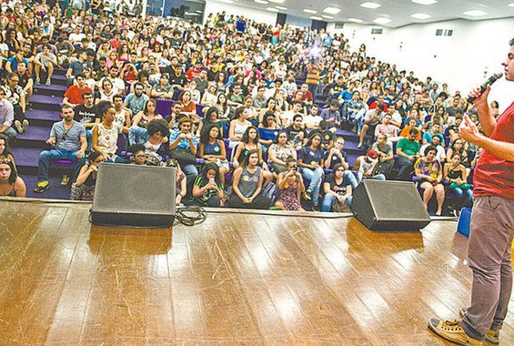 A Universidade pratica a pluralidade de posições políticas. Não deve ser partidarizada e sim politizada para discutir os problemas da cidade, do país, do mundo, do meio ambiente e dos seres humanos. O espírito da lei não é impedir o debate intelectual na Universidade Pública (Foto: Luiz Pinguelli Rosa) A Universidade pratica a pluralidade de posições políticas. Não deve ser partidarizada e sim politizada para discutir os problemas da cidade, do país, do mundo, do meio ambiente e dos seres humanos. O espírito da lei não é impedir o debate intelectual na Universidade Pública