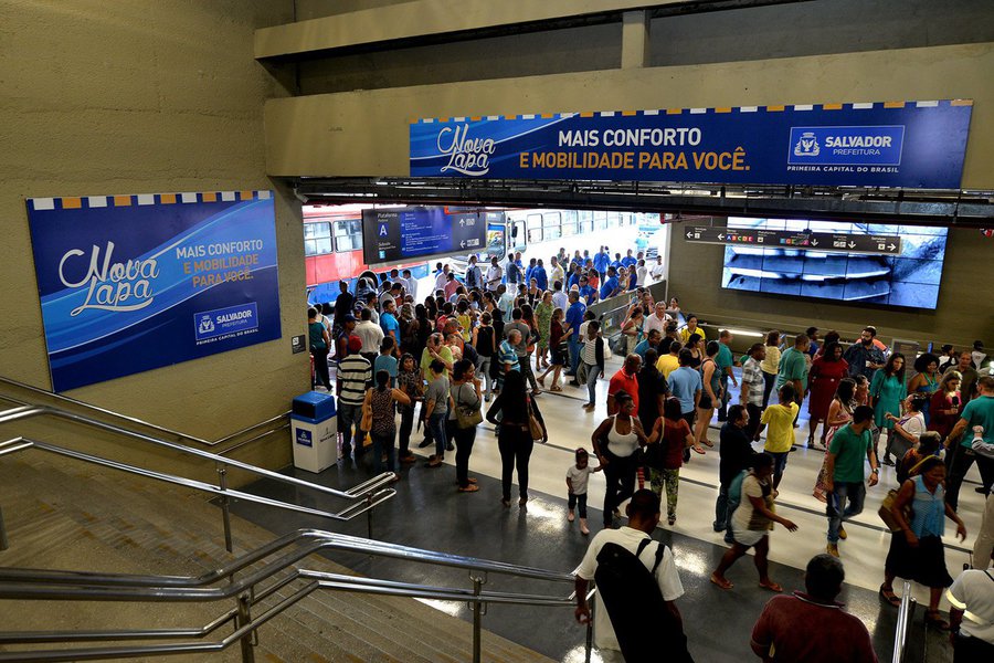 A Secretaria Municipal de Mobilidade (Semob) informa que a partir deste domingo (10), as 121 linhas urbanas da Estação da Lapa serão integradas ao metrô; assim, os usuários de transporte público de Salvador poderão contar com mais de 170 linhas municipais fazendo a integração com o sistema; os usuários identificarão essas linhas pelo rótulo com o símbolo da integração, na cor vermelha, acoplado aos ônibus nas partes dianteira, lateral e traseira (Foto: Romulo Faro) A Secretaria Municipal de Mobilidade (Semob) informa que a partir deste domingo (10), as 121 linhas urbanas da Estação da Lapa serão integradas ao metrô; assim, os usuários de transporte público de Salvador poderão contar com mais de 170 linhas municipais fazendo a integração com o sistema; os usuários identificarão essas linhas pelo rótulo com o símbolo da integração, na cor vermelha, acoplado aos ônibus nas partes dianteira, lateral e traseira