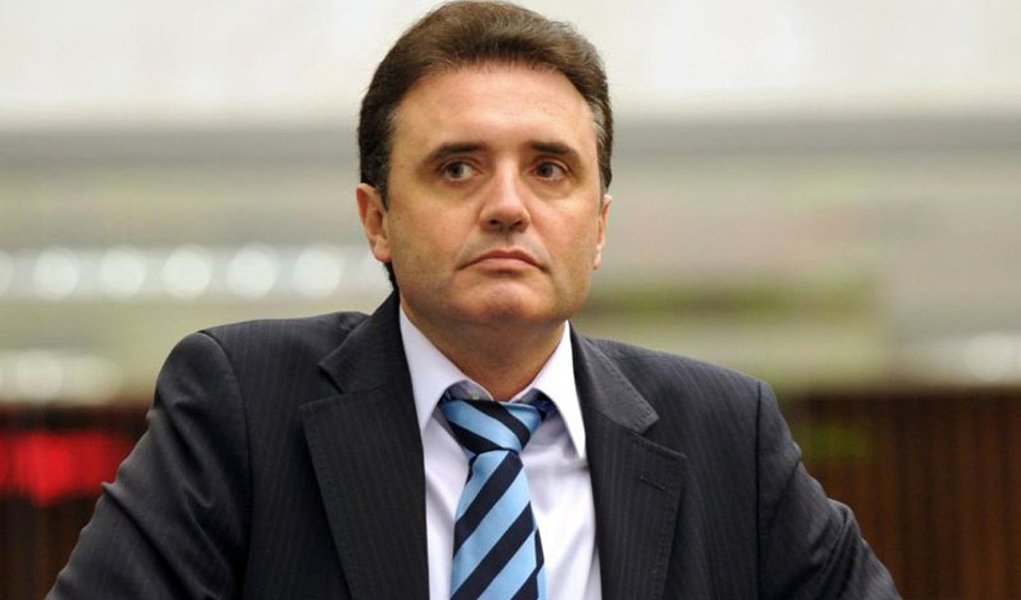 Osmar Bertoldi (DEM-PR), que está preso desde fevereiro por descumprir uma ordem judicial para não se aproximar da ex-noiva, que o acusa de agressão, sequestro, cárcere privado e estupro, tenta assumir o cargo de deputado federal como suplente em uma das 25 vagas abertas coma saída de de parlamentares que disputaram as eleições municipais; ele tenta na Justiça revogar a prisão para assumir a vaga que será aberta com a saída de Marcelo Belinati (PP-RJ), eleito para a Prefeitura de Londrina (PR) (Foto: Paulo Emílio) Osmar Bertoldi (DEM-PR), que está preso desde fevereiro por descumprir uma ordem judicial para não se aproximar da ex-noiva, que o acusa de agressão, sequestro, cárcere privado e estupro, tenta assumir o cargo de deputado federal como suplente em uma das 25 vagas abertas coma saída de de parlamentares que disputaram as eleições municipais; ele tenta na Justiça revogar a prisão para assumir a vaga que será aberta com a saída de Marcelo Belinati (PP-RJ), eleito para a Prefeitura de Londrina (PR)