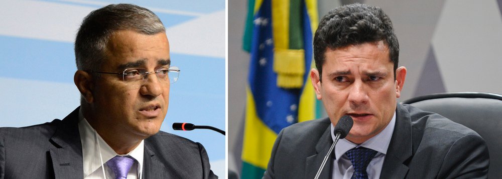 Colunista Kennedy Alencar classificou nesta quinta-feira, 13, como "preocupantes" as críticas do juiz federal Sérgio Moro, que em carta à Folha, disse que o jornal deveria evitar "a publicação de opiniões panfletárias-partidárias", por ter sua conduta criticada pelo colunista Rogério Cezar de Cerqueira Leite; "Não cabe a um juiz exercer o papel de editor de jornal. Esse tipo de atitude é autoritária e perigosamente moralista para quem detém tanto poder como Moro. Soa como tentativa de interferência na liberdade de imprensa, sugerindo controle prévio de informações e críticas", disse Kennedy (Foto: Aquiles Lins) Colunista Kennedy Alencar classificou nesta quinta-feira, 13, como "preocupantes" as críticas do juiz federal Sérgio Moro, que em carta à Folha, disse que o jornal deveria evitar "a publicação de opiniões panfletárias-partidárias", por ter sua conduta criticada pelo colunista Rogério Cezar de Cerqueira Leite; "Não cabe a um juiz exercer o papel de editor de jornal. Esse tipo de atitude é autoritária e perigosamente moralista para quem detém tanto poder como Moro. Soa como tentativa de interferência na liberdade de imprensa, sugerindo controle prévio de informações e críticas", disse Kennedy