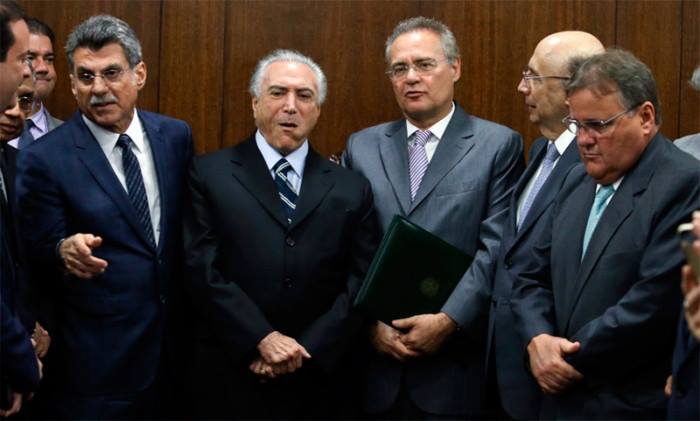 Quando o Janot denunciava os petistas e seus aliados, "extra-oquei". Quando denuncia os aliados do Temer e de tucanos, não vale? Então, “patriotas”, que se travestiram de verde e amarelo, não seria esta a hora de gritar “Fora, Temer!”? (Foto: Lula Miranda) Quando o Janot denunciava os petistas e seus aliados, "extra-oquei". Quando denuncia os aliados do Temer e de tucanos, não vale? Então, “patriotas”, que se travestiram de verde e amarelo, não seria esta a hora de gritar “Fora, Temer!”?
