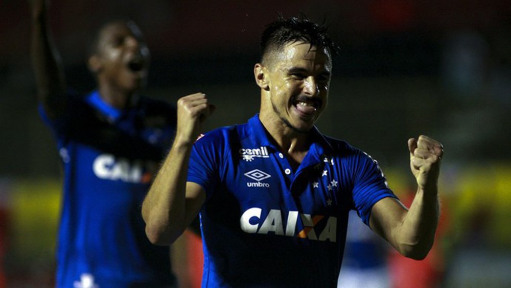No Barradão, mesmo jogando fora de casa, foi o Cruzeiro quem tomou a iniciativa da partida e abriu o placar logo aos sete minutos; o duelo da volta será no próximo dia 20, uma quarta-feira, no Mineirão, às 21h45 (de Brasília); para se classificar, o Cruzeiro precisa de qualquer empate e pode perder por até 1 a 0; caso seja derrotado por 2 a 1, a vaga será decidida nos pênaltis (Foto: Roberta Namour) No Barradão, mesmo jogando fora de casa, foi o Cruzeiro quem tomou a iniciativa da partida e abriu o placar logo aos sete minutos; o duelo da volta será no próximo dia 20, uma quarta-feira, no Mineirão, às 21h45 (de Brasília); para se classificar, o Cruzeiro precisa de qualquer empate e pode perder por até 1 a 0; caso seja derrotado por 2 a 1, a vaga será decidida nos pênaltis