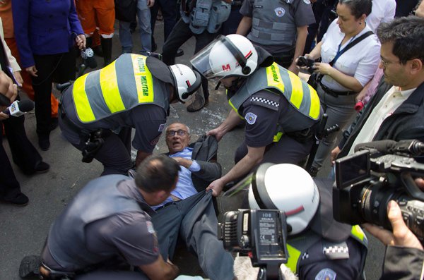 Pessoalmente não estranho a atitude tomada por Eduardo Suplicy. Pelo contrário, ele é coerente com o que sempre pregou e acreditou. O que causa tristeza é que outros vereadores, deputados e candidatos não estivessem lá para defender o povo. Isso é anormal e desprezível (Foto: Dom Orvandil) Pessoalmente não estranho a atitude tomada por Eduardo Suplicy. Pelo contrário, ele é coerente com o que sempre pregou e acreditou. O que causa tristeza é que outros vereadores, deputados e candidatos não estivessem lá para defender o povo. Isso é anormal e desprezível