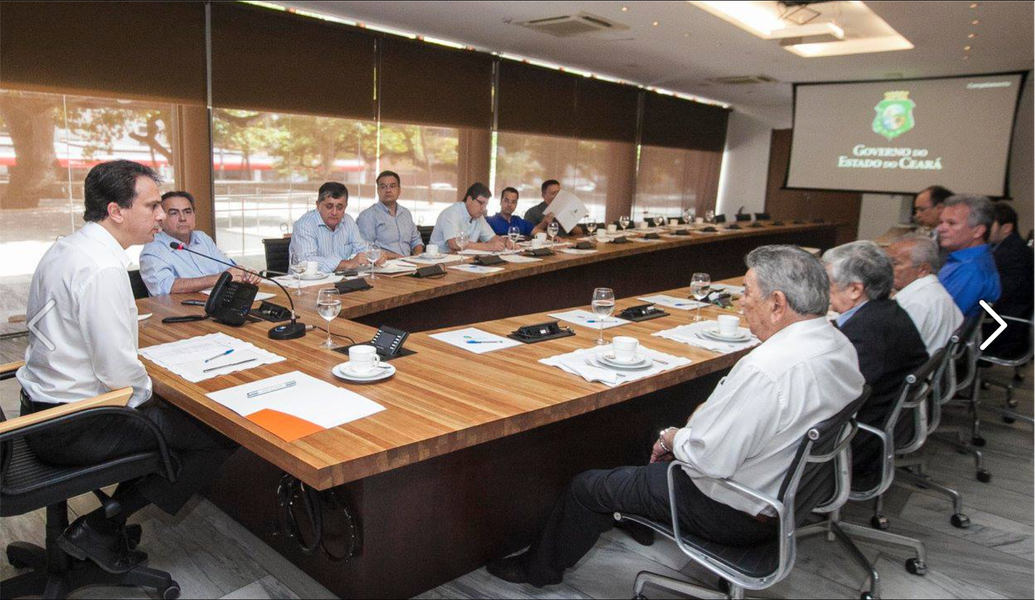 O governador Camilo Santana (PT) reuniu parte da bancada federal do Ceará nesta quinta (14), no Palácio da Abolição. No encontro, foram discutidas obras prioritárias para minimizar os efeitos da seca no Estado, como o Cinturão das Águas, e a Transposição do São Francisco. Além da seca, os deputados federais também debateram sobre as emendas de bancada que devem ser destinadas à área da saúde do Estado em 2017 (Foto: Rodrigo Rocha) O governador Camilo Santana (PT) reuniu parte da bancada federal do Ceará nesta quinta (14), no Palácio da Abolição. No encontro, foram discutidas obras prioritárias para minimizar os efeitos da seca no Estado, como o Cinturão das Águas, e a Transposição do São Francisco. Além da seca, os deputados federais também debateram sobre as emendas de bancada que devem ser destinadas à área da saúde do Estado em 2017