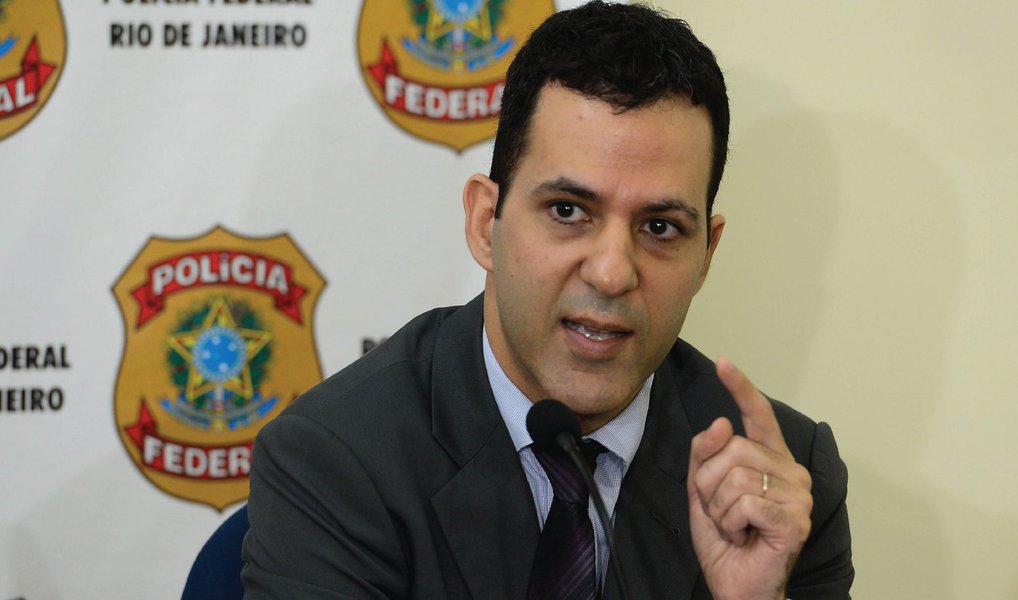 Em coletiva sobre a Operação Pripyat, o procurador Lauro Coelho Júnior disse que o esquema de pagamentos de propina em contratos de Angra 3 movimentou R$ 48 milhões; "Em relação a Angra 3, a Andrade Gutierrez chegou a receber da Eletronuclear R$ 1,2 bilhão. O que apurou-se é que havia pelo menos 2% desse valor para o núcleo político, 1% desse valor para o senhor Othon Luiz e 1% para os diretores que foram presos hoje", disse; presidente atual da Eletronuclear, Pedro Figueiredo, é acusado de interferir em investigações internas para beneficiar o ex-presidente Othon Pinheiro (Foto: Aquiles Lins) Em coletiva sobre a Operação Pripyat, o procurador Lauro Coelho Júnior disse que o esquema de pagamentos de propina em contratos de Angra 3 movimentou R$ 48 milhões; "Em relação a Angra 3, a Andrade Gutierrez chegou a receber da Eletronuclear R$ 1,2 bilhão. O que apurou-se é que havia pelo menos 2% desse valor para o núcleo político, 1% desse valor para o senhor Othon Luiz e 1% para os diretores que foram presos hoje", disse; presidente atual da Eletronuclear, Pedro Figueiredo, é acusado de interferir em investigações internas para beneficiar o ex-presidente Othon Pinheiro
