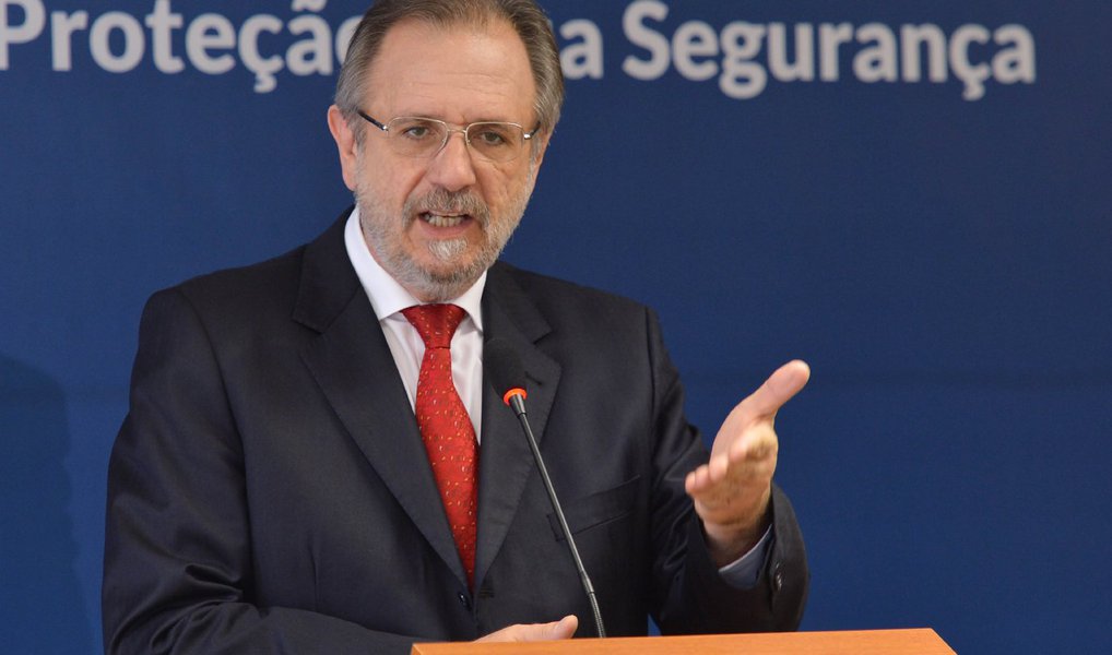 Ministro do Trabalho do governo Dilma, Miguel Rossetto criticou a proposta do governo interino de limitar os gastos públicos; "O governo Temer decreta que a partir de 2017, por 20 anos, todo aumento da riqueza do país será destinado aos bancos, só aos bancos. Indecente!", ironizou (Foto: Gisele Federicce) Ministro do Trabalho do governo Dilma, Miguel Rossetto criticou a proposta do governo interino de limitar os gastos públicos; "O governo Temer decreta que a partir de 2017, por 20 anos, todo aumento da riqueza do país será destinado aos bancos, só aos bancos. Indecente!", ironizou