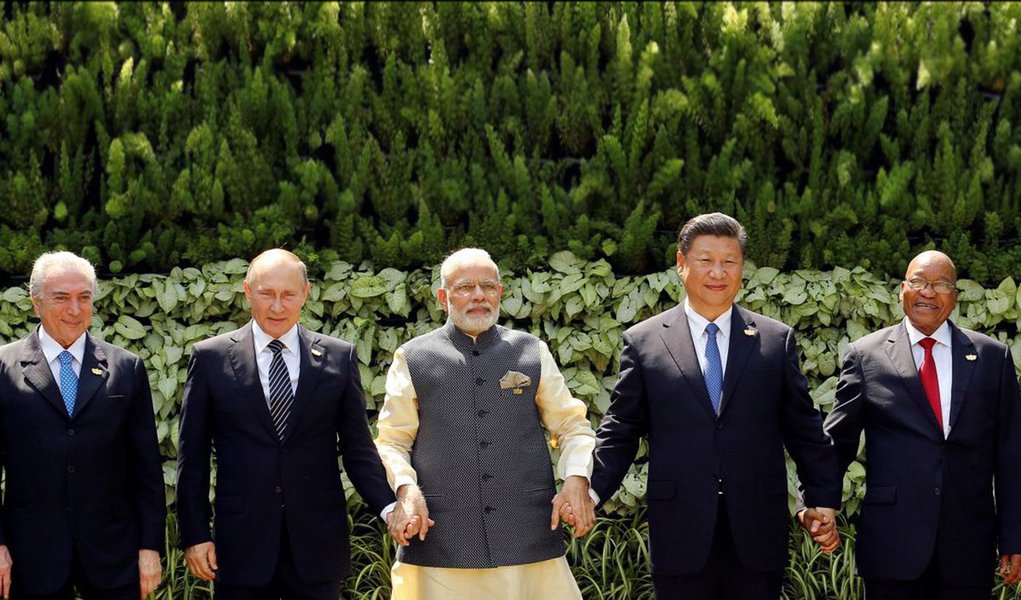 "Nada mais simbólico do que a foto acima, de Danish Siddqui, da Reuters, em que os presidentes da Índia, Rússia, China e África do Sul aparecem de mãos dadas, e apenas Temer está com a mão esquerda livre, ao lado de Putin", diz a colunista Tereza Cruvinel, que vê o Brasil retornando à órbita periférica dos Estados Unidos, em posição subalterna; "Se o B de Brics deixar a sigla, o Brasil terá perdido seu melhor assento na cena internacional, ao lado dos países que têm lugar assegurado no futuro. Eles seguirão sendo RICS. Só o Brasil perderá" (Foto: Tereza Cruvinel) "Nada mais simbólico do que a foto acima, de Danish Siddqui, da Reuters, em que os presidentes da Índia, Rússia, China e África do Sul aparecem de mãos dadas, e apenas Temer está com a mão esquerda livre, ao lado de Putin", diz a colunista Tereza Cruvinel, que vê o Brasil retornando à órbita periférica dos Estados Unidos, em posição subalterna; "Se o B de Brics deixar a sigla, o Brasil terá perdido seu melhor assento na cena internacional, ao lado dos países que têm lugar assegurado no futuro. Eles seguirão sendo RICS. Só o Brasil perderá"