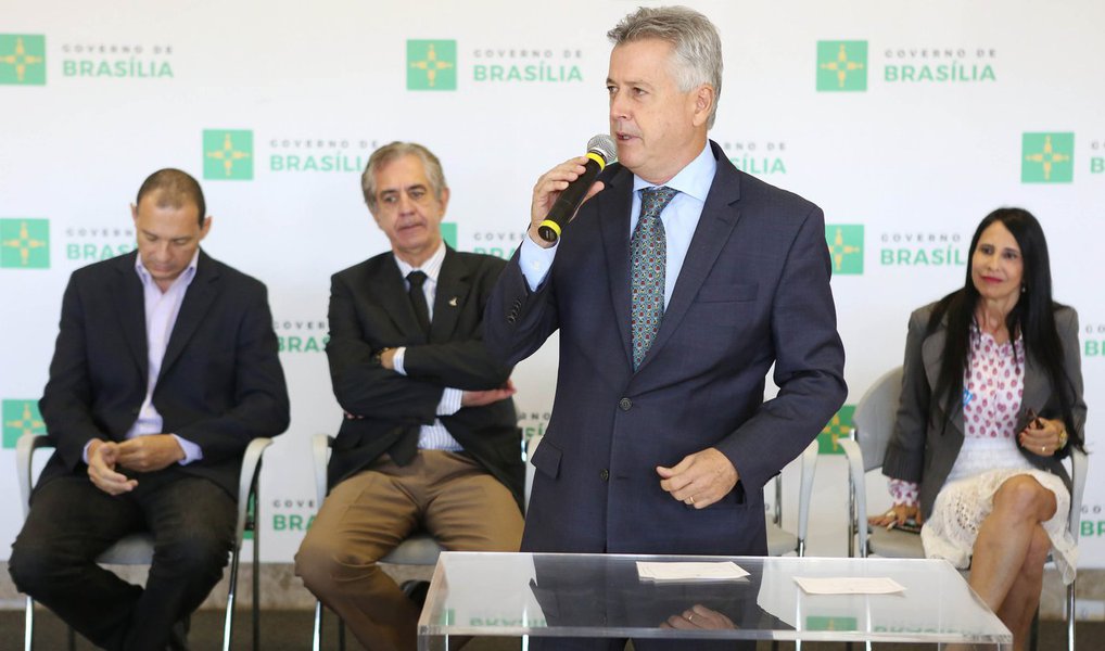 O governador do Distrito Federal, Rodrigo Rollemberg, assinou decreto que estabelece a renovação de toda a frota de micro-ônibus de cooperativas que integram o sistema de transporte coletivo do Distrito Federal; a regra vale para veículos com qualquer tempo de uso, e não somente aqueles com sete anos ou mais de serviço; para isso, as permissionárias terão seis meses, para substituir e renovar o cadastro dos automóveis; o prazo inclui o tempo para vistoria dos novos micro-ônibus em instituição técnica credenciada pelo Denatran e pelo Inmetro; serão 30 dias para a conclusão dessa etapa; somente após a vistoria os veículos serão cadastrados na Secretaria de Mobilidade do Distrito Federal (Foto: Leonardo Lucena) O governador do Distrito Federal, Rodrigo Rollemberg, assinou decreto que estabelece a renovação de toda a frota de micro-ônibus de cooperativas que integram o sistema de transporte coletivo do Distrito Federal; a regra vale para veículos com qualquer tempo de uso, e não somente aqueles com sete anos ou mais de serviço; para isso, as permissionárias terão seis meses, para substituir e renovar o cadastro dos automóveis; o prazo inclui o tempo para vistoria dos novos micro-ônibus em instituição técnica credenciada pelo Denatran e pelo Inmetro; serão 30 dias para a conclusão dessa etapa; somente após a vistoria os veículos serão cadastrados na Secretaria de Mobilidade do Distrito Federal