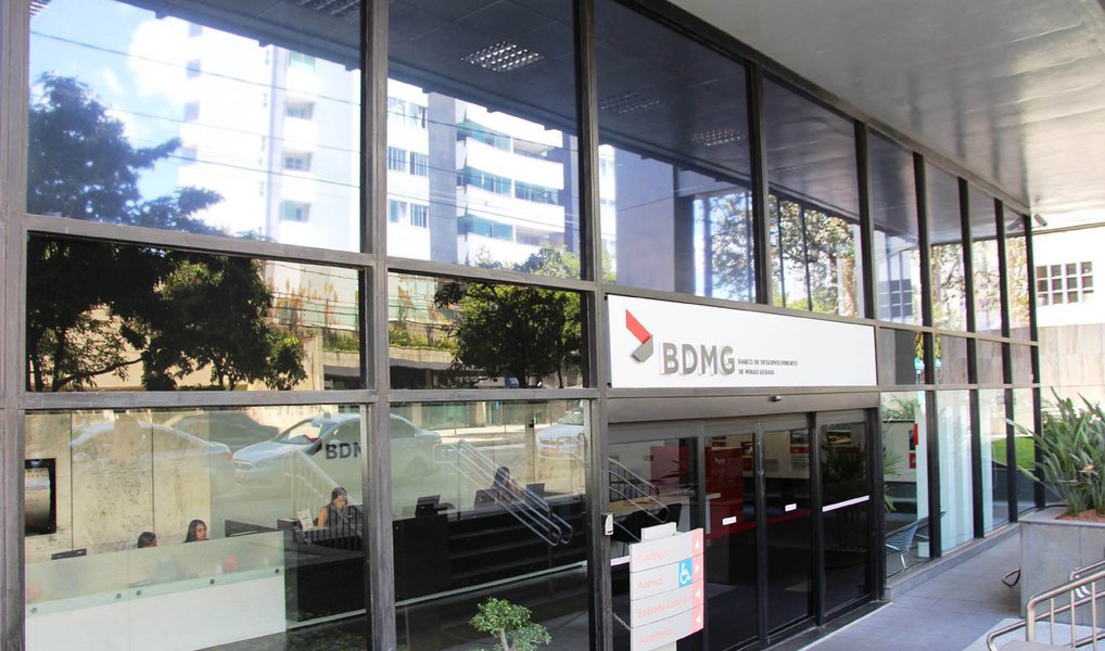 O Banco de Desenvolvimento de Minas Gerais (BDMG) apresentou uma linha específica de crédito para empresas localizadas em municípios com Índice de Desenvolvimento Humano Municipal (IDHM) menor do que a média do Estado, o Geraminas Social; na fase de testes, em que o banco testou a aderência do produto ao mercado, 125 empresas de 10 territórios de desenvolvimento contraíram financiamentos; ao todo, foram liberados até agora R$ 3,4 milhões; o diferencial da linha são as taxas atrativas, a partir de 1,70% ao mês, inferiores à média do mercado – que pode chegar a mais de 4%; os prazos são maiores para quitar o financiamento, podendo chegar a 51 meses; no total, mais de 60 mil empresas localizadas em 406 cidades terão acesso à linha de financiamento de recursos próprios do banco (Foto: Leonardo Lucena) O Banco de Desenvolvimento de Minas Gerais (BDMG) apresentou uma linha específica de crédito para empresas localizadas em municípios com Índice de Desenvolvimento Humano Municipal (IDHM) menor do que a média do Estado, o Geraminas Social; na fase de testes, em que o banco testou a aderência do produto ao mercado, 125 empresas de 10 territórios de desenvolvimento contraíram financiamentos; ao todo, foram liberados até agora R$ 3,4 milhões; o diferencial da linha são as taxas atrativas, a partir de 1,70% ao mês, inferiores à média do mercado – que pode chegar a mais de 4%; os prazos são maiores para quitar o financiamento, podendo chegar a 51 meses; no total, mais de 60 mil empresas localizadas em 406 cidades terão acesso à linha de financiamento de recursos próprios do banco
