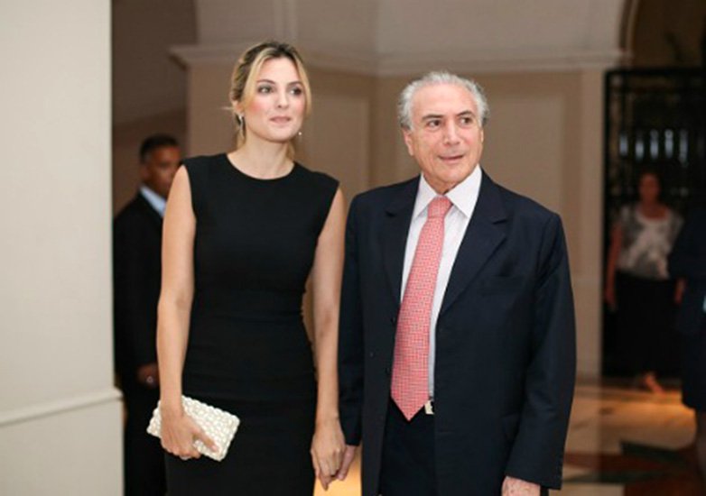 Em maio último, o tabloide inglês “Daily Mail” publicou extensa reportagem sobre Marcela dando conta de uma vida de “família real” que os Temer se dão à custa de dinheiro público. No Brasil, a Folha tentou desqualificar a matéria atribuindo-lhe pequenos erros que, na prática, não invalidam uma só acusação (Foto: Eduardo Guimarães) Em maio último, o tabloide inglês “Daily Mail” publicou extensa reportagem sobre Marcela dando conta de uma vida de “família real” que os Temer se dão à custa de dinheiro público. No Brasil, a Folha tentou desqualificar a matéria atribuindo-lhe pequenos erros que, na prática, não invalidam uma só acusação