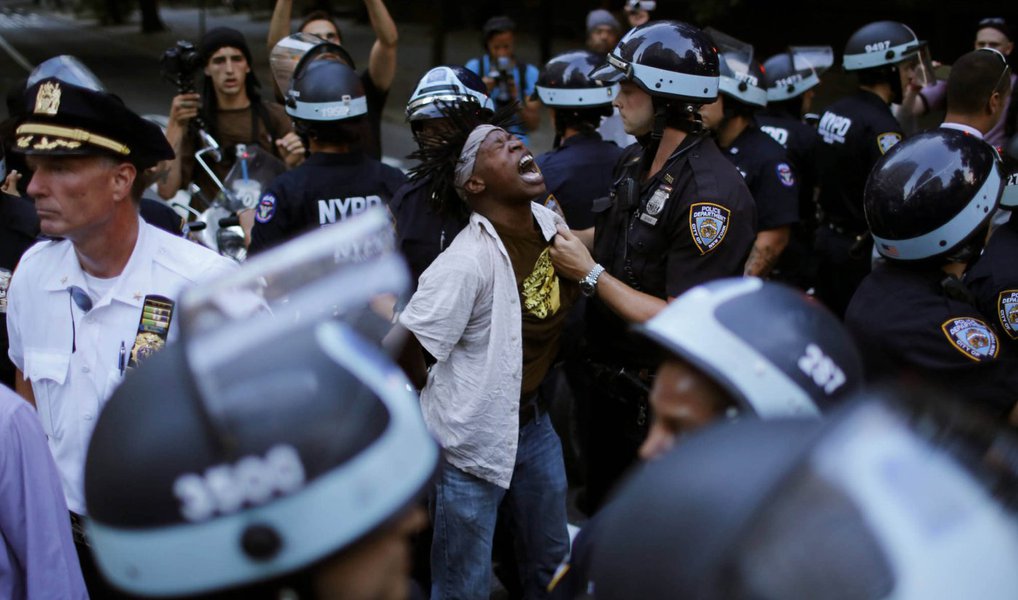 Milhares de pessoas foram às ruas de diversas cidades dos Estados Unidos para denunciar o assassinato a tiros de dois homens negros por policiais durante a semana; protestos ocorreram um dia depois de um homem armado matar cinco policiais que monitoravam manifestações semelhantes em Dallas, no Texas; manifestantes encheram as ruas de Nova York, Atlanta e Filadélfia e os eventos em San Francisco e Phoenix também atraíram grandes multidões (Foto: Paulo Emílio) Milhares de pessoas foram às ruas de diversas cidades dos Estados Unidos para denunciar o assassinato a tiros de dois homens negros por policiais durante a semana; protestos ocorreram um dia depois de um homem armado matar cinco policiais que monitoravam manifestações semelhantes em Dallas, no Texas; manifestantes encheram as ruas de Nova York, Atlanta e Filadélfia e os eventos em San Francisco e Phoenix também atraíram grandes multidões