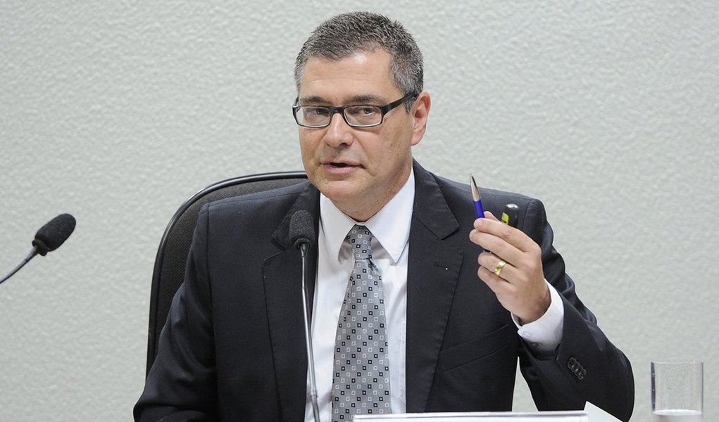 Governo prevê arrecadar com leilões de áreas de exploração e produção de petróleo, incluindo a 2ª rodada do pré-sal, de R$ 4 bilhões a R$ 5 bilhões, afirmou o ministro interino de Minas e Energia, Paulo Pedrosa; leilão está previsto para acontecer na segunda metade do ano que vem (Foto: Paulo Emílio) Governo prevê arrecadar com leilões de áreas de exploração e produção de petróleo, incluindo a 2ª rodada do pré-sal, de R$ 4 bilhões a R$ 5 bilhões, afirmou o ministro interino de Minas e Energia, Paulo Pedrosa; leilão está previsto para acontecer na segunda metade do ano que vem