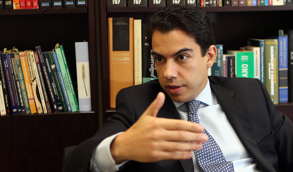Rodrigo De Grandis contestou os argumentos do Senado, de que é preciso autorização do STF para realizar busca e apreensão no apartamento funcional de um parlamentar; "O Ministério Público Federal executou desde o primeiro momento, em conjunto com a Polícia Federal, o pedido de acordo com a Constituição e com a lei. Ou seja, na verdade, nossa investigação diz respeito exclusivamente a Paulo Bernardo e ele não detém foro por prerrogativa de função", ressaltou; segundo ele, foram apreendidos apenas documentos e objetos que têm relação com Bernardo (Foto: Gisele Federicce) Rodrigo De Grandis contestou os argumentos do Senado, de que é preciso autorização do STF para realizar busca e apreensão no apartamento funcional de um parlamentar; "O Ministério Público Federal executou desde o primeiro momento, em conjunto com a Polícia Federal, o pedido de acordo com a Constituição e com a lei. Ou seja, na verdade, nossa investigação diz respeito exclusivamente a Paulo Bernardo e ele não detém foro por prerrogativa de função", ressaltou; segundo ele, foram apreendidos apenas documentos e objetos que têm relação com Bernardo